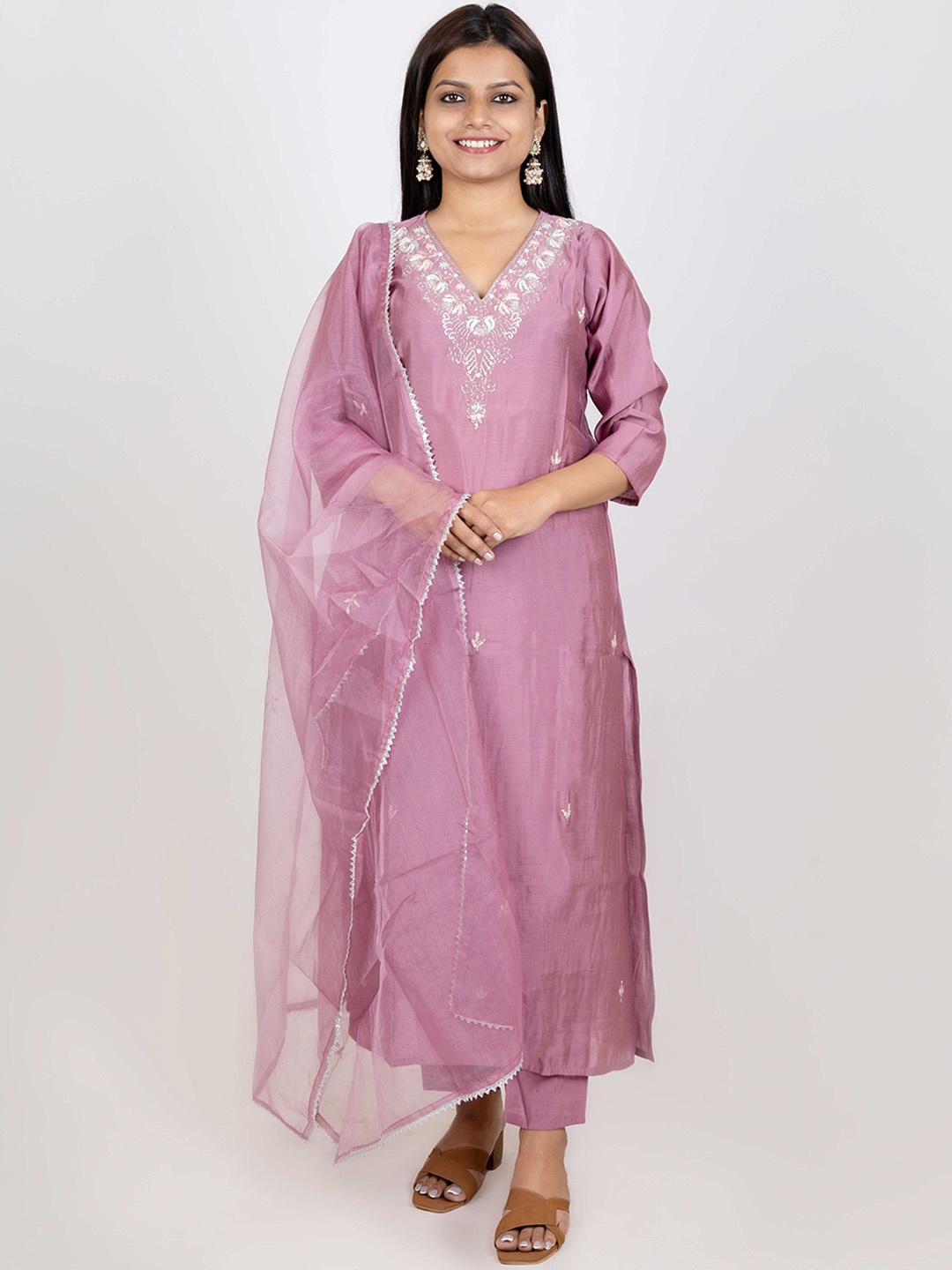 The Kalakriti House Floral Embroidered Pure Silk Straight Kurta With Trousers & Dupatta, Purple
The Kalakriti House Floral Embroidered Pure Silk Straight Kurta With Trousers & Dupatta, Purple