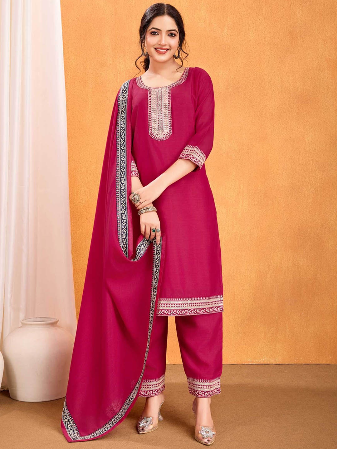 DIVASTRI Floral Embroidered Sequinned Round Neck Straight Kurta With Trouser & Dupatta, Pink
DIVASTRI Floral Embroidered Sequinned Round Neck Straight Kurta With Trouser & Dupatta, Pink