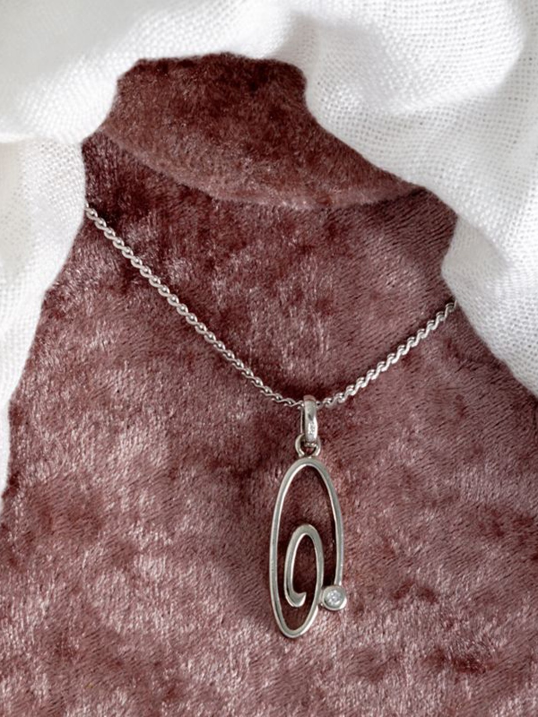 Tuanz Silver Jewelry 925 Sterling Silver Artificial Stones Studded Pendant With Chain
Tuanz Silver Jewelry 925 Sterling Silver Artificial Stones Studded Pendant With Chain