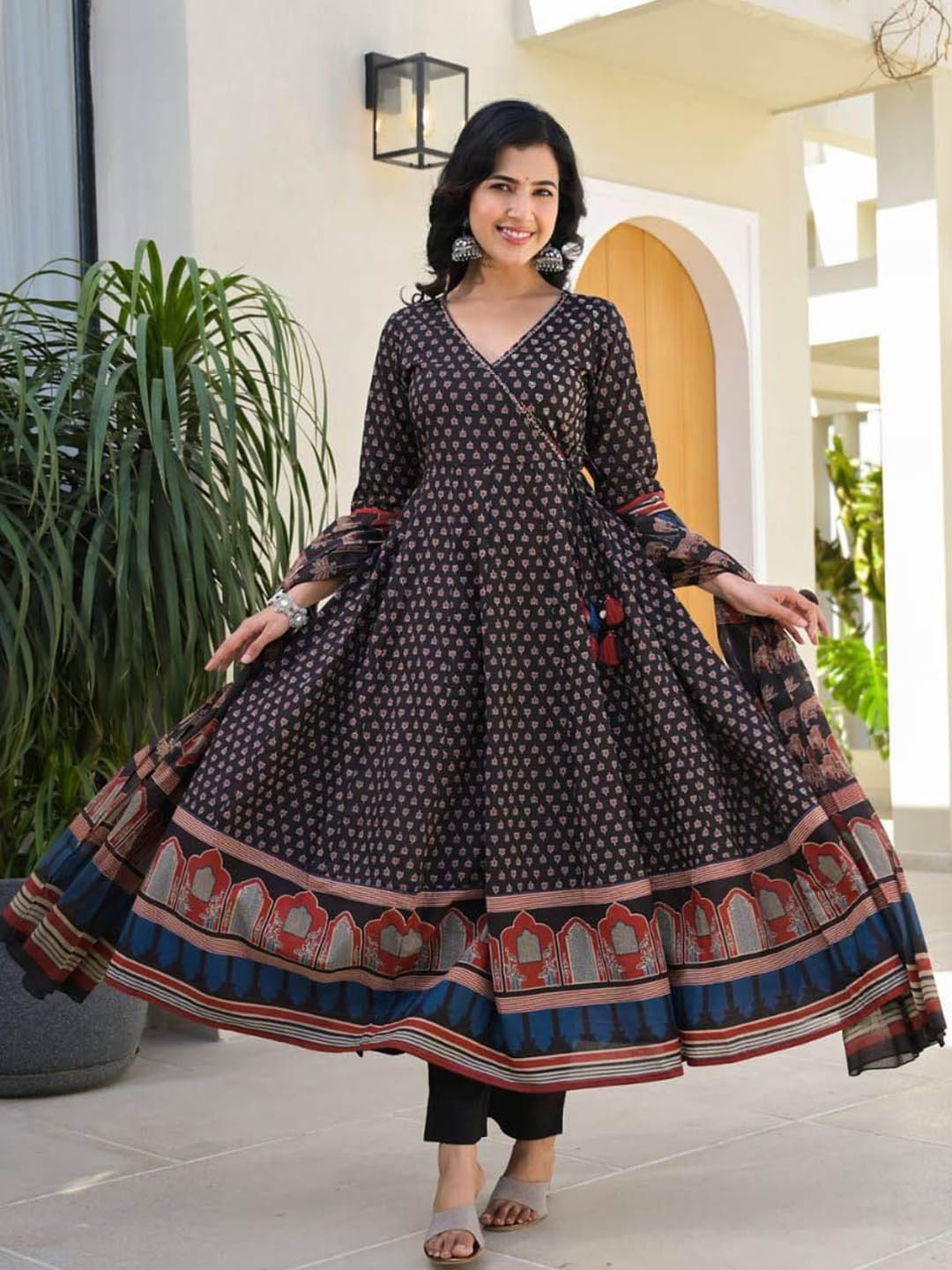 Bought First Floral Printed V-Neck Angrakha Pure Cotton Kurta With Trouser & Dupatta, Black
Bought First Floral Printed V-Neck Angrakha Pure Cotton Kurta With Trouser & Dupatta, Black