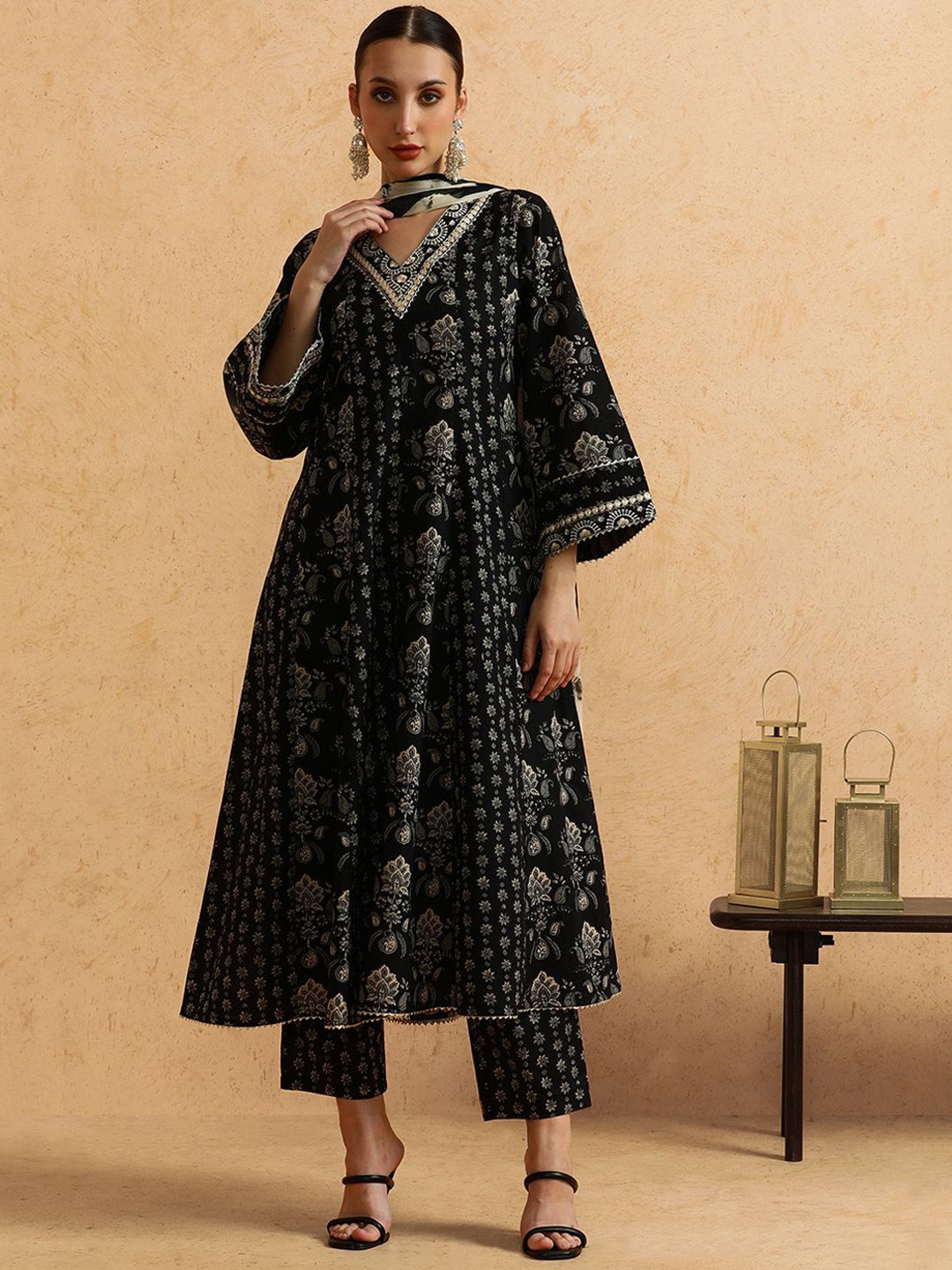 STYLEBAAZI Floral Printed V-Neck A-Line Pure Cotton Kurta With Trousers And Dupatta, Black
STYLEBAAZI Floral Printed V-Neck A-Line Pure Cotton Kurta With Trousers And Dupatta, Black