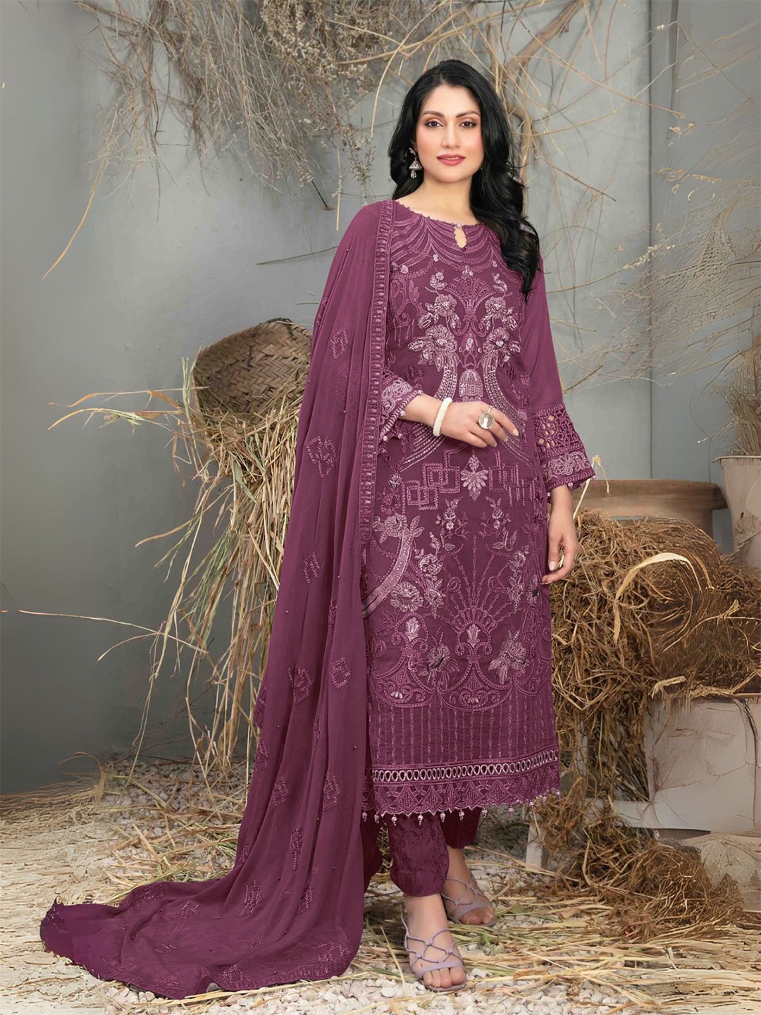 ODETTE Women Floral Embroidered Regular Thread Work Kurta with Trousers & With Dupatta, Purple
ODETTE Women Floral Embroidered Regular Thread Work Kurta with Trousers & With Dupatta, Purple