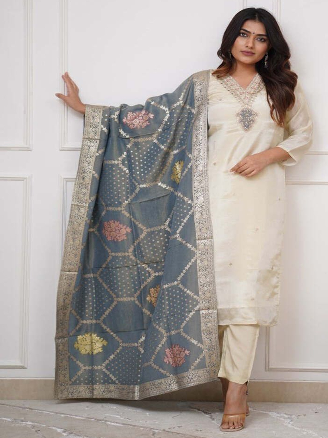 REALLTREND Floral Embroidered Sequinned V-Neck Straight Kurta With Trouser & Dupatta, Off white
REALLTREND Floral Embroidered Sequinned V-Neck Straight Kurta With Trouser & Dupatta, Off white
