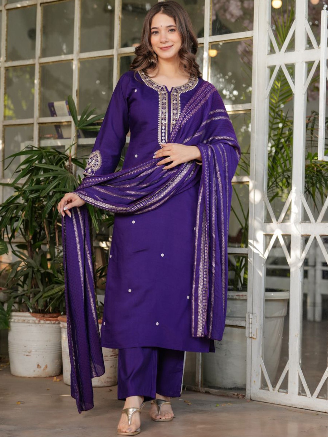 DIVASTRI Ethnic Motifs Embroidered Sequinned Chanderi Silk Kurta With Trousers & Dupatta, Blue
DIVASTRI Ethnic Motifs Embroidered Sequinned Chanderi Silk Kurta With Trousers & Dupatta, Blue