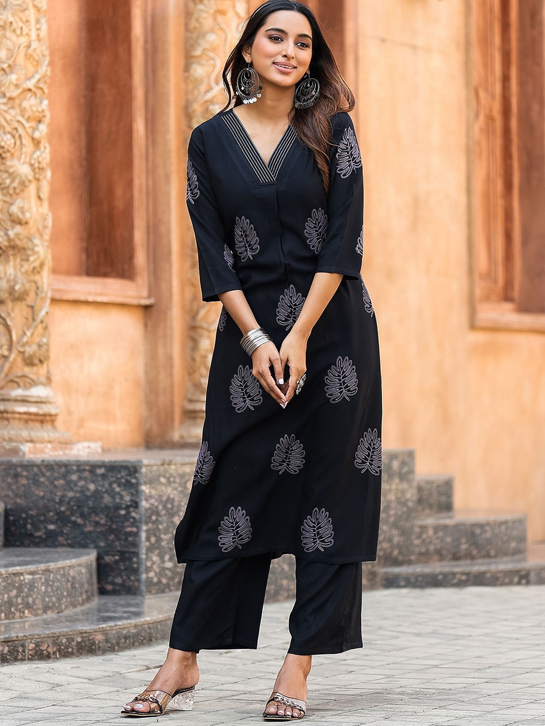 MITTOO Floral Embroidered V-Neck Thread Work Straight Kurta With Palazzos, Black
MITTOO Floral Embroidered V-Neck Thread Work Straight Kurta With Palazzos, Black