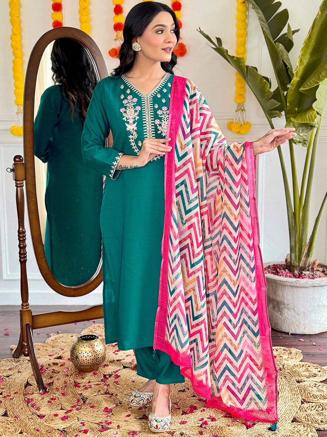 DIVASTRI Floral Yoke Design Sequinned Chanderi Silk Straight Kurta With Trousers & Dupatta, Green
DIVASTRI Floral Yoke Design Sequinned Chanderi Silk Straight Kurta With Trousers & Dupatta, Green