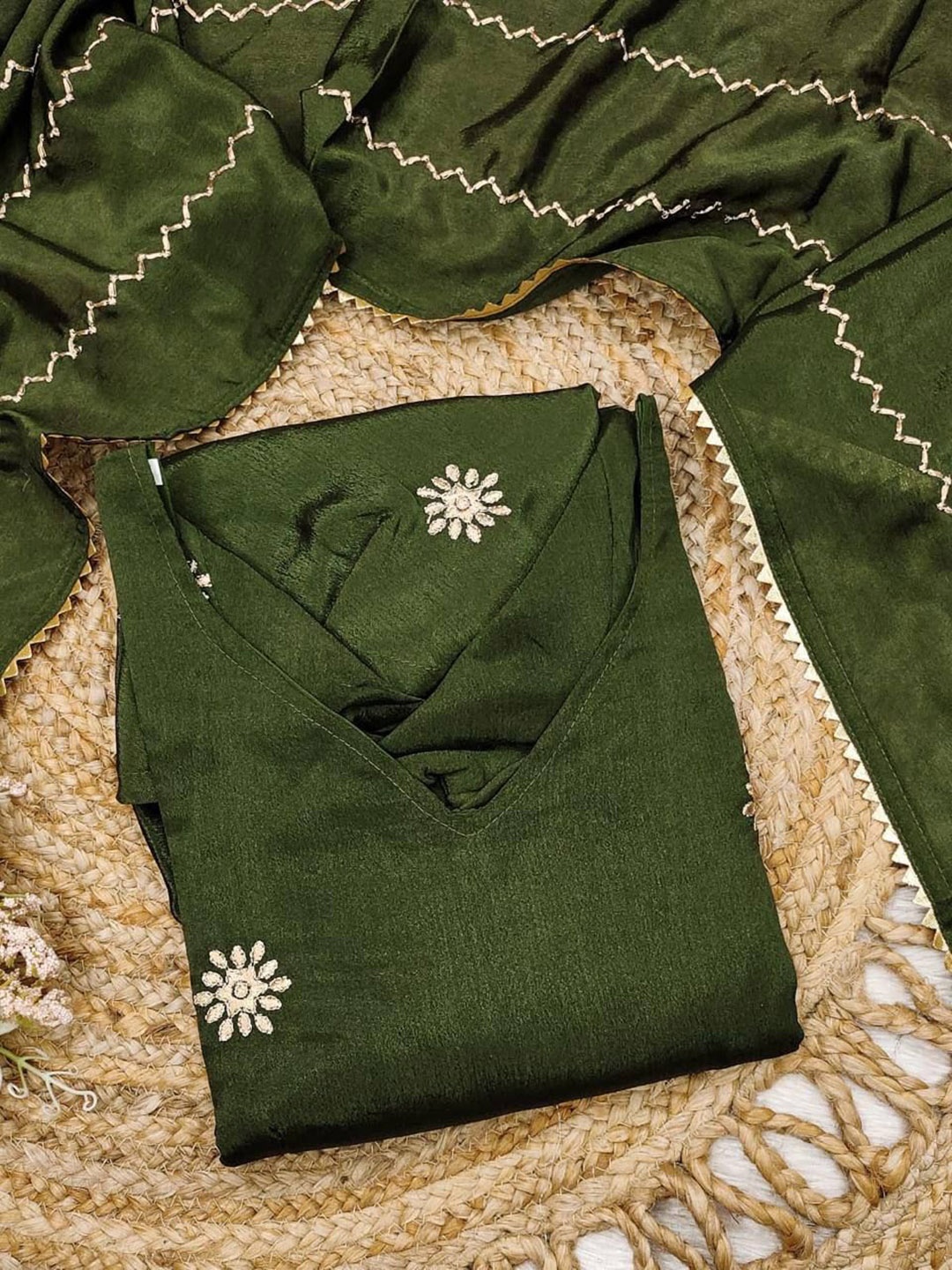 Bought First Floral Embroidered Regular Thread Work Kurta with Trousers & With Dupatta, Green
Bought First Floral Embroidered Regular Thread Work Kurta with Trousers & With Dupatta, Green