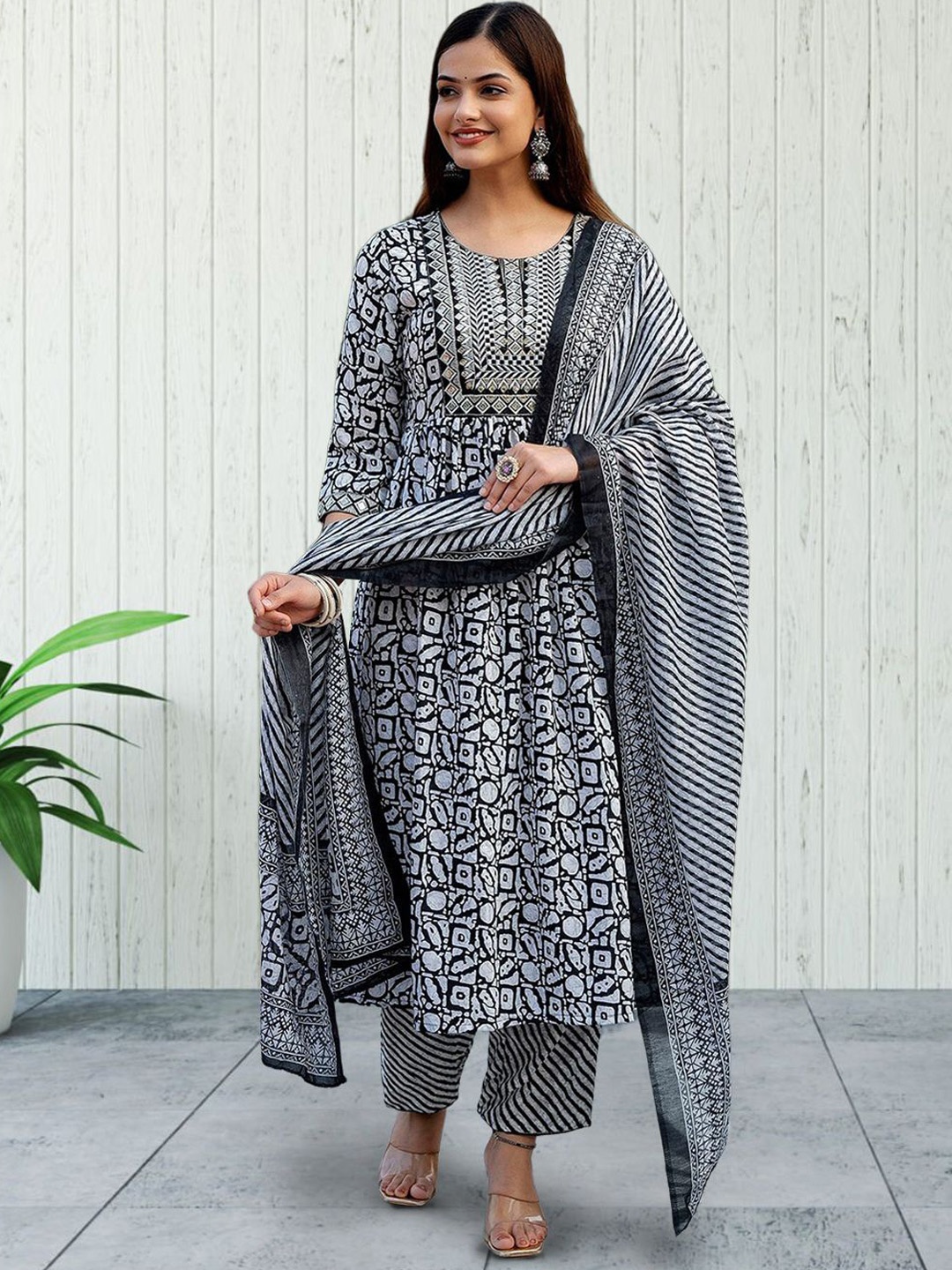 Moda Rapido Women Ethnic Motifs Printed Regular Kurta with Trousers & With Dupatta, Black
Moda Rapido Women Ethnic Motifs Printed Regular Kurta with Trousers & With Dupatta, Black