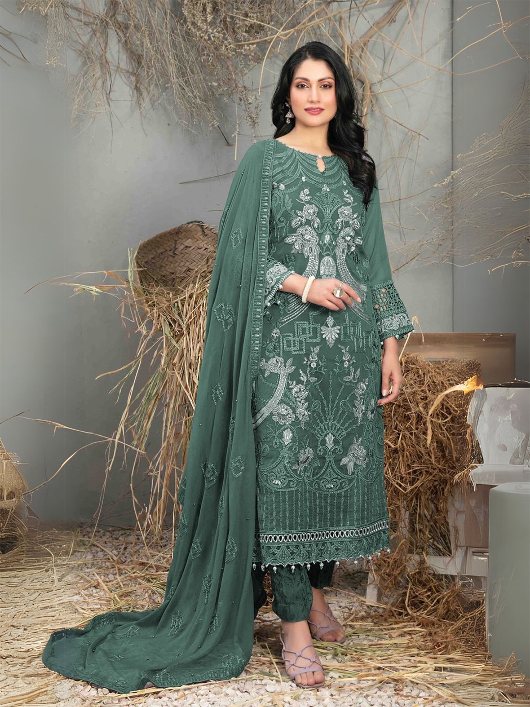ODETTE Women Floral Embroidered Regular Thread Work Kurta with Trousers & With Dupatta, Green
ODETTE Women Floral Embroidered Regular Thread Work Kurta with Trousers & With Dupatta, Green