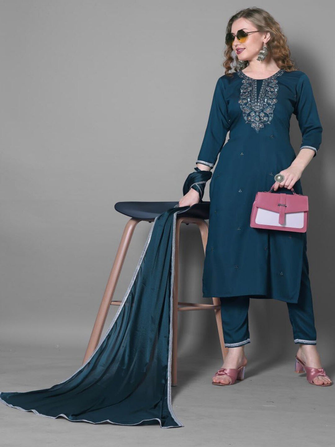 DIVASTRI Ethnic Motifs Sequinned Embroidered Round Neck Kurta with Trousers & Dupatta, Navy blue
DIVASTRI Ethnic Motifs Sequinned Embroidered Round Neck Kurta with Trousers & Dupatta, Navy blue