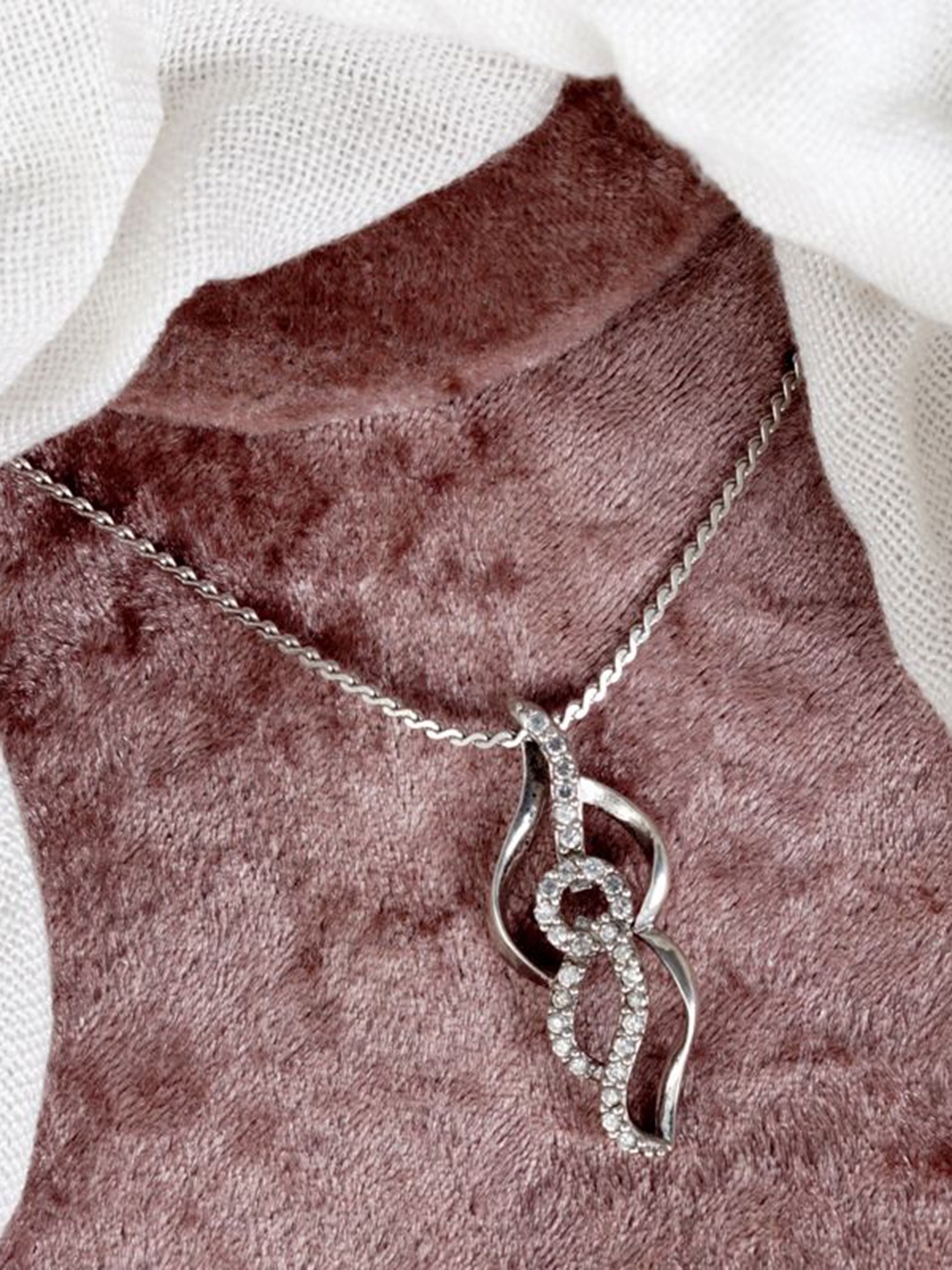 Tuanz Silver Jewelry Yuva Mohini 925 Sterling Silver Rhodium-Plated Pendant With Chain
Tuanz Silver Jewelry Yuva Mohini 925 Sterling Silver Rhodium-Plated Pendant With Chain