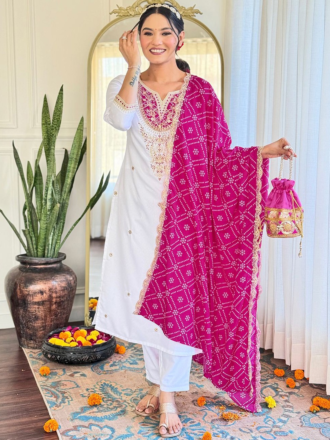 DIVASTRI Floral Embroidered Notch Neck Sequinned Kurta With Trouser & Dupatta, White
DIVASTRI Floral Embroidered Notch Neck Sequinned Kurta With Trouser & Dupatta, White