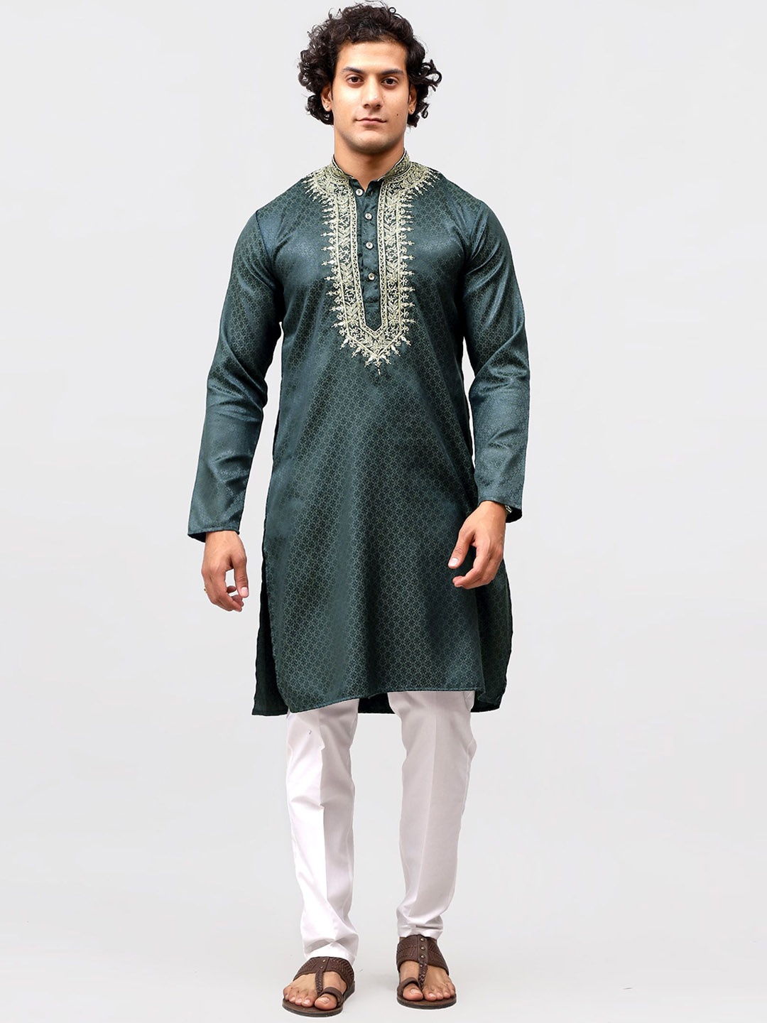BLUESAANCHI Floral Woven Design Mandarin Collar Thread Work Straight Kurta With Trousers, Green
BLUESAANCHI Floral Woven Design Mandarin Collar Thread Work Straight Kurta With Trousers, Green