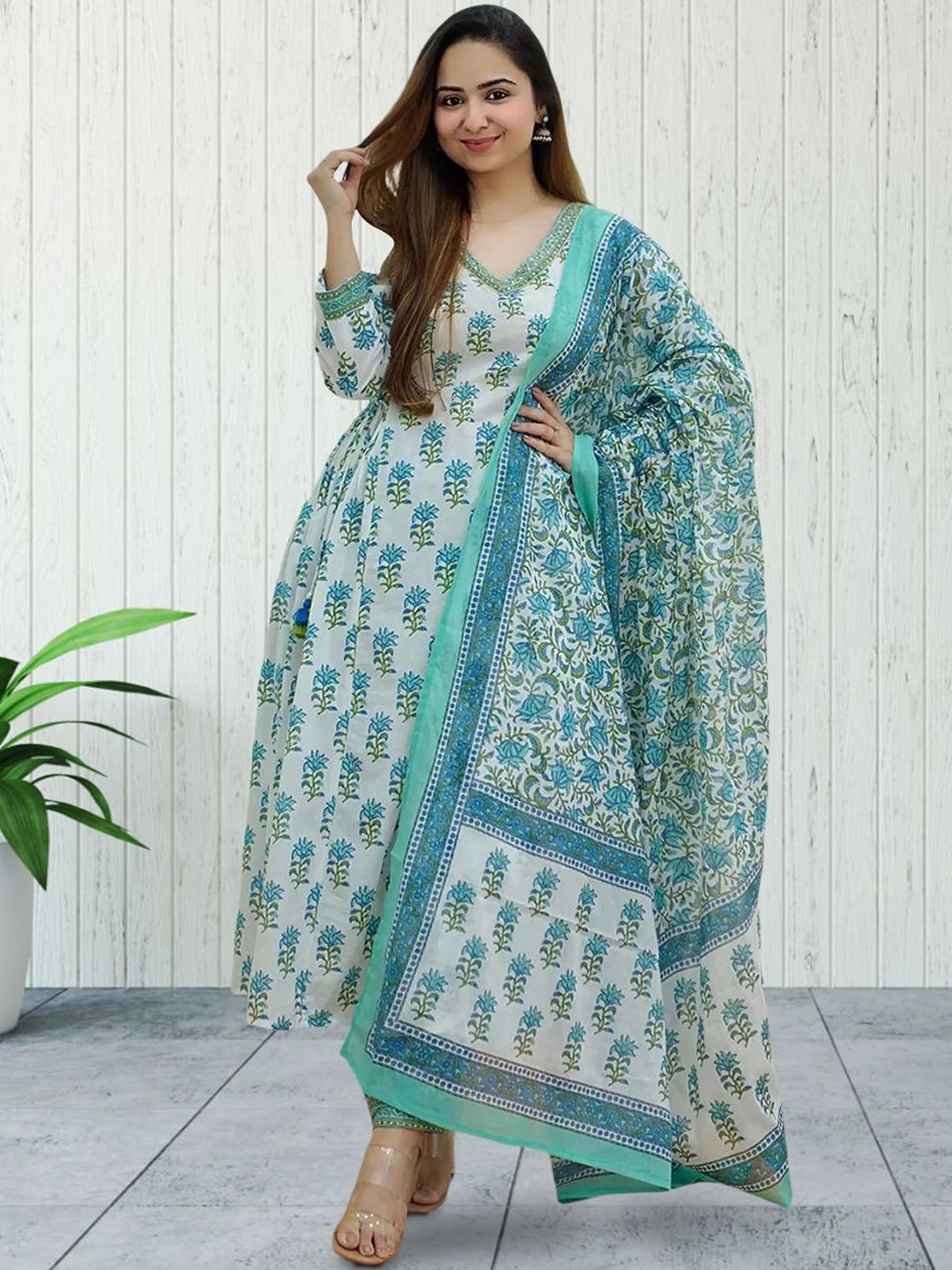 Moda Rapido Women Ethnic Motifs Printed Regular Kurta with Trousers & With Dupatta, White
Moda Rapido Women Ethnic Motifs Printed Regular Kurta with Trousers & With Dupatta, White
