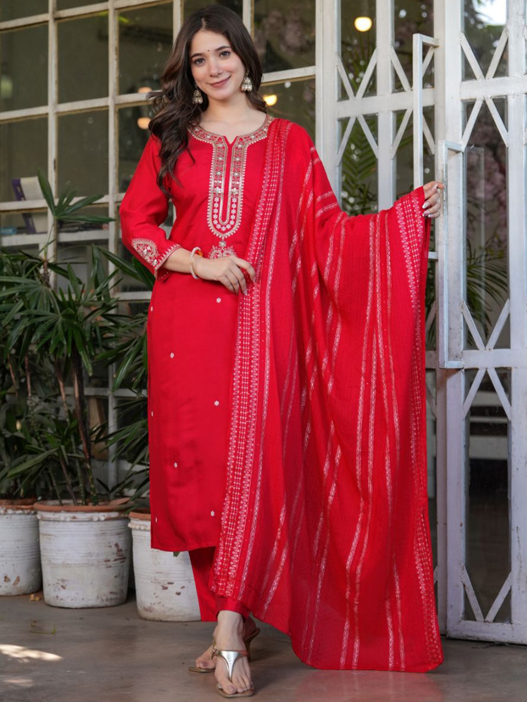 DIVASTRI Floral Embroidered Sequinned Chanderi Silk Straight Kurta With Trouser& Dupatta, Red
DIVASTRI Floral Embroidered Sequinned Chanderi Silk Straight Kurta With Trouser& Dupatta, Red