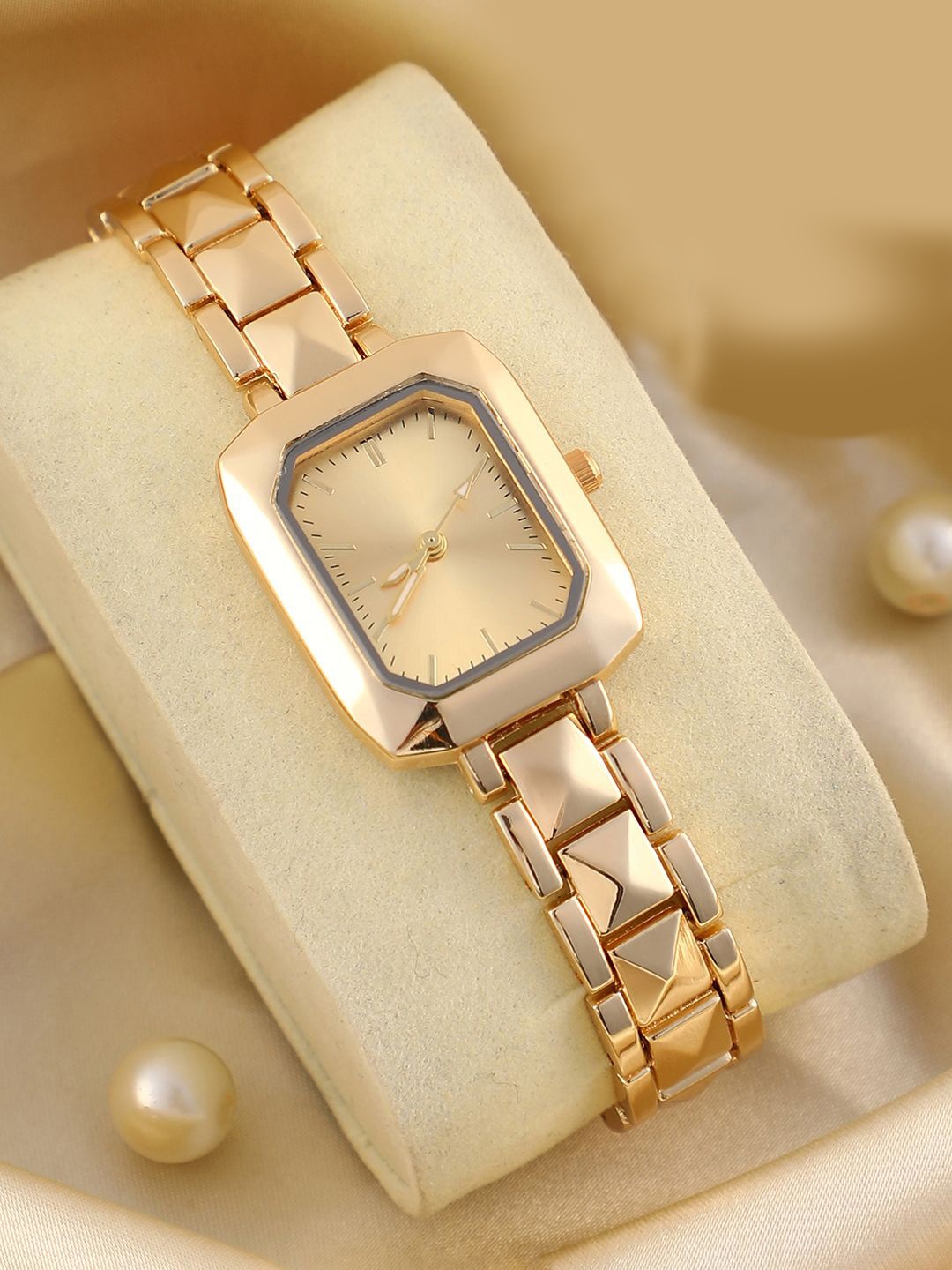 HAUTE SAUCE by Campus Sutra Women's The Savile Rectangular Watch SS25_HSWC1405, Gold
HAUTE SAUCE by Campus Sutra Women's The Savile Rectangular Watch SS25_HSWC1405, Gold