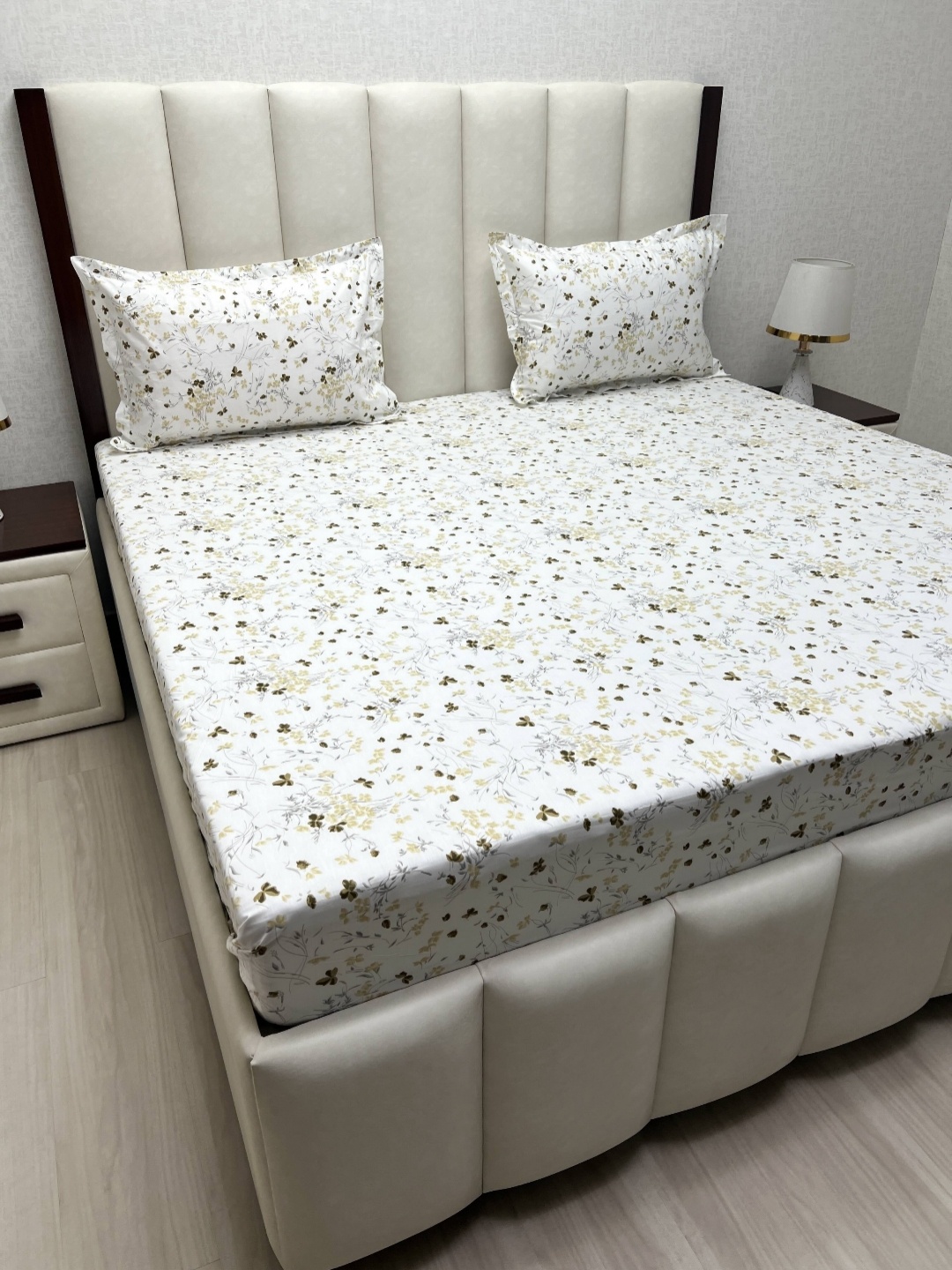 Pure Decor White & Green Floral Printed Cotton 600 TC King Bedsheet Set- 2.74 m x 2.74 m
Pure Decor White & Green Floral Printed Cotton 600 TC King Bedsheet Set- 2.74 m x 2.74 m