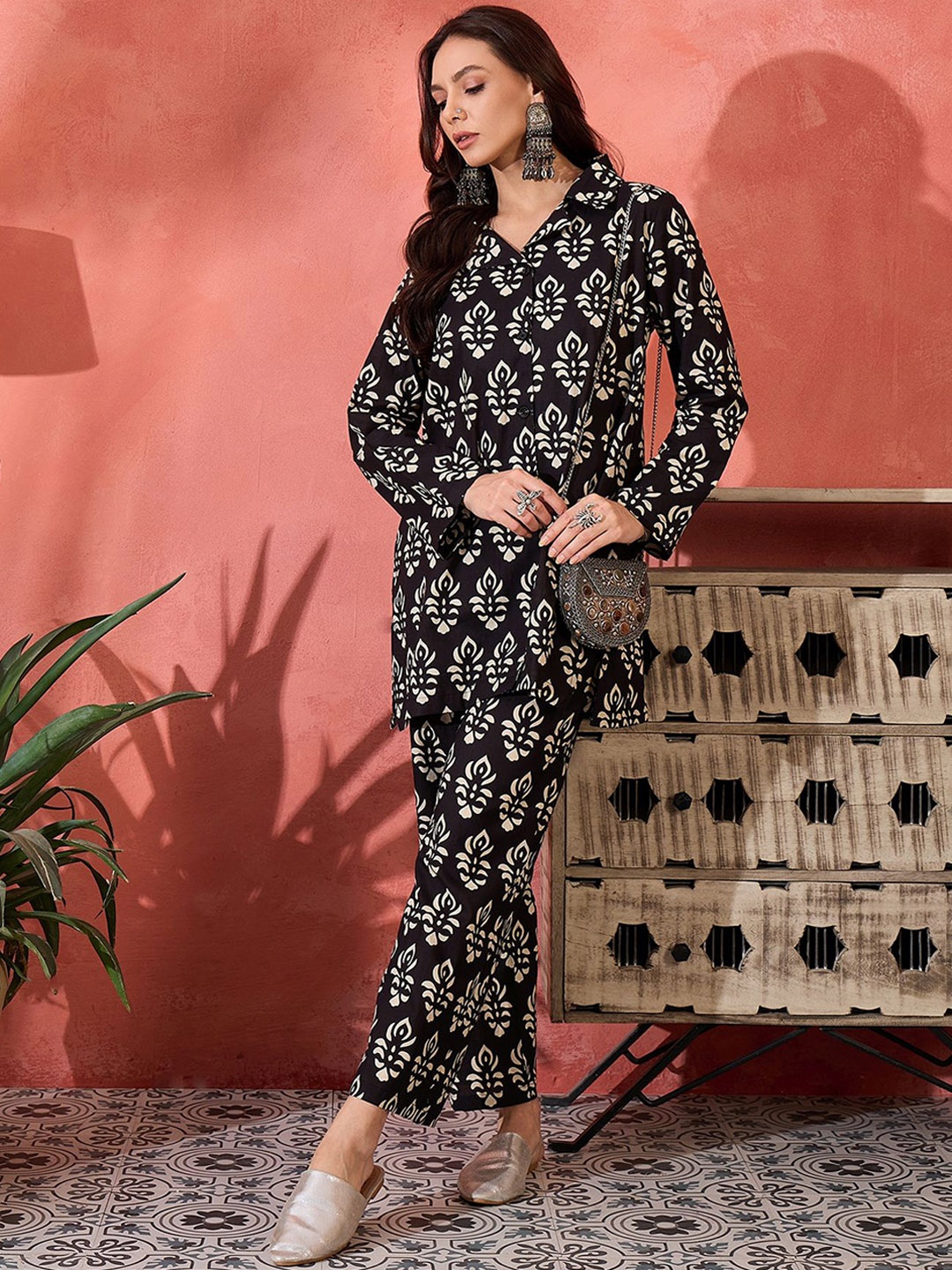Sangria Floral Printed Lapel Collar Block Printed Pure Cotton Long Shirt & Trousers, Black
Sangria Floral Printed Lapel Collar Block Printed Pure Cotton Long Shirt & Trousers, Black