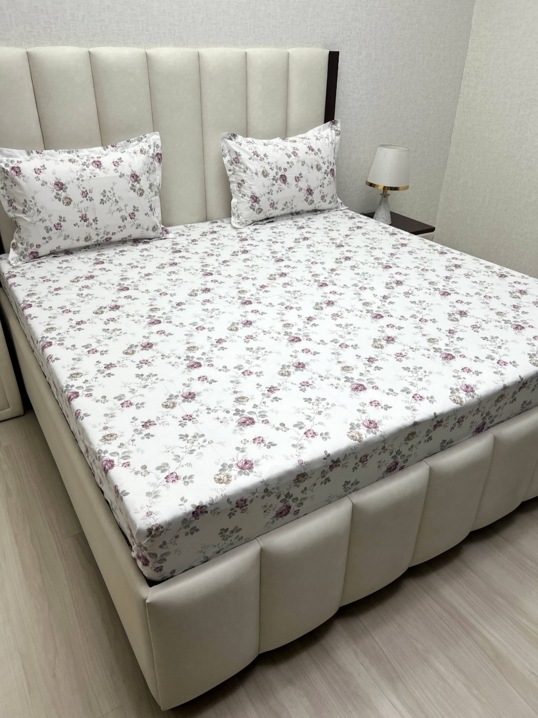 Pure Decor Mansion White & Rose Printed Cotton 400 TC King Bedsheet Set 2.74 m x 2.74 m
Pure Decor Mansion White & Rose Printed Cotton 400 TC King Bedsheet Set 2.74 m x 2.74 m
