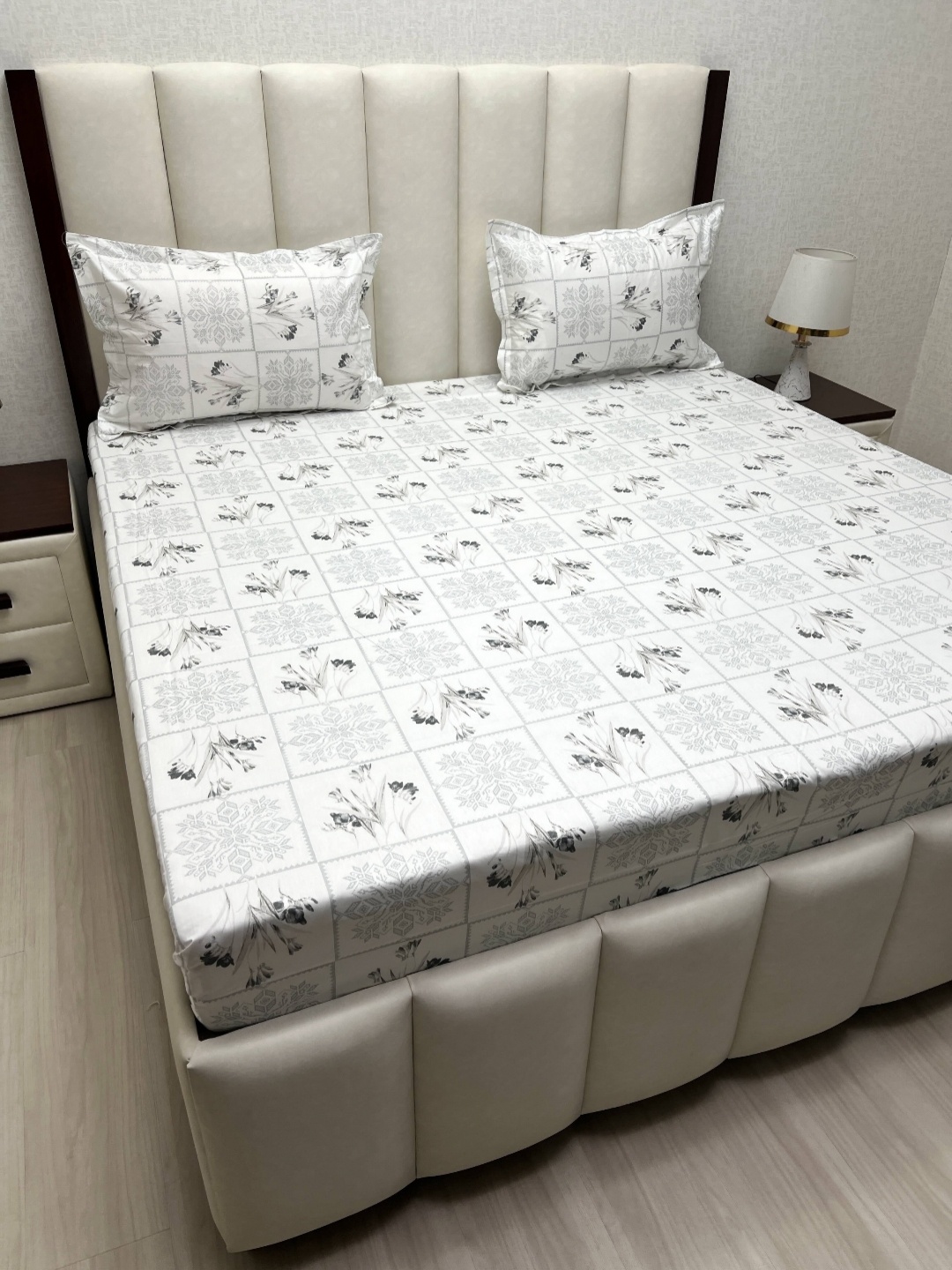Pure Decor Mansion White & Grey Printed Cotton 260 TC King Bedsheet Set-2.74 m x 2.74 m
Pure Decor Mansion White & Grey Printed Cotton 260 TC King Bedsheet Set-2.74 m x 2.74 m