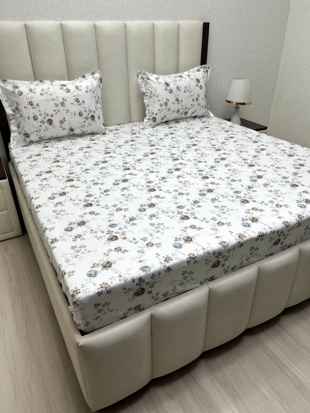 Pure Decor Mansion White Printed Pure Cotton 240 TC King Bedsheet Set-2.74 m x 2.74 m
Pure Decor Mansion White Printed Pure Cotton 240 TC King Bedsheet Set-2.74 m x 2.74 m