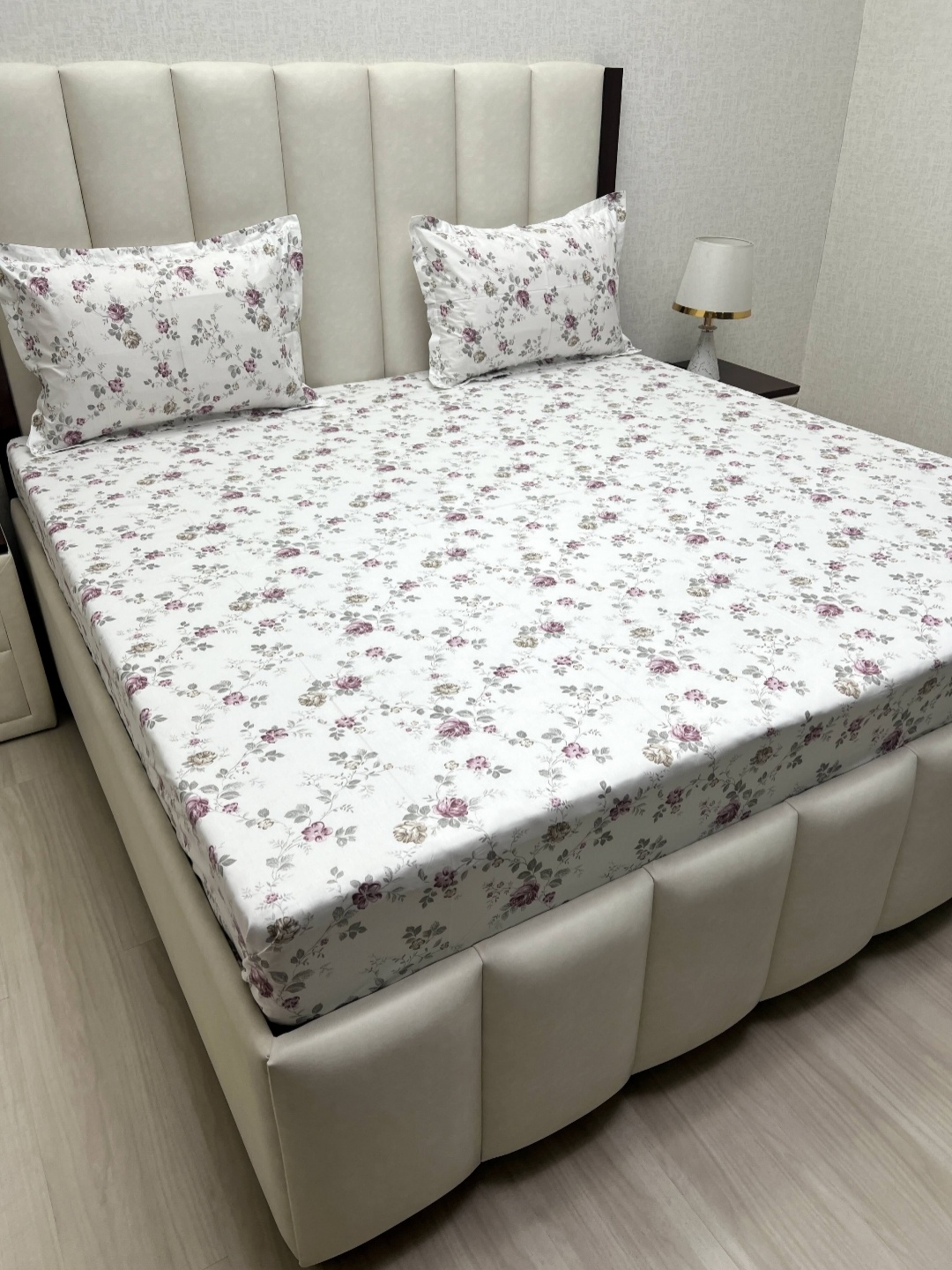 Pure Decor Mansion White Printed 600 TC Pure Cotton King Bedsheet Set 2.74 m x 2.74 m
Pure Decor Mansion White Printed 600 TC Pure Cotton King Bedsheet Set 2.74 m x 2.74 m