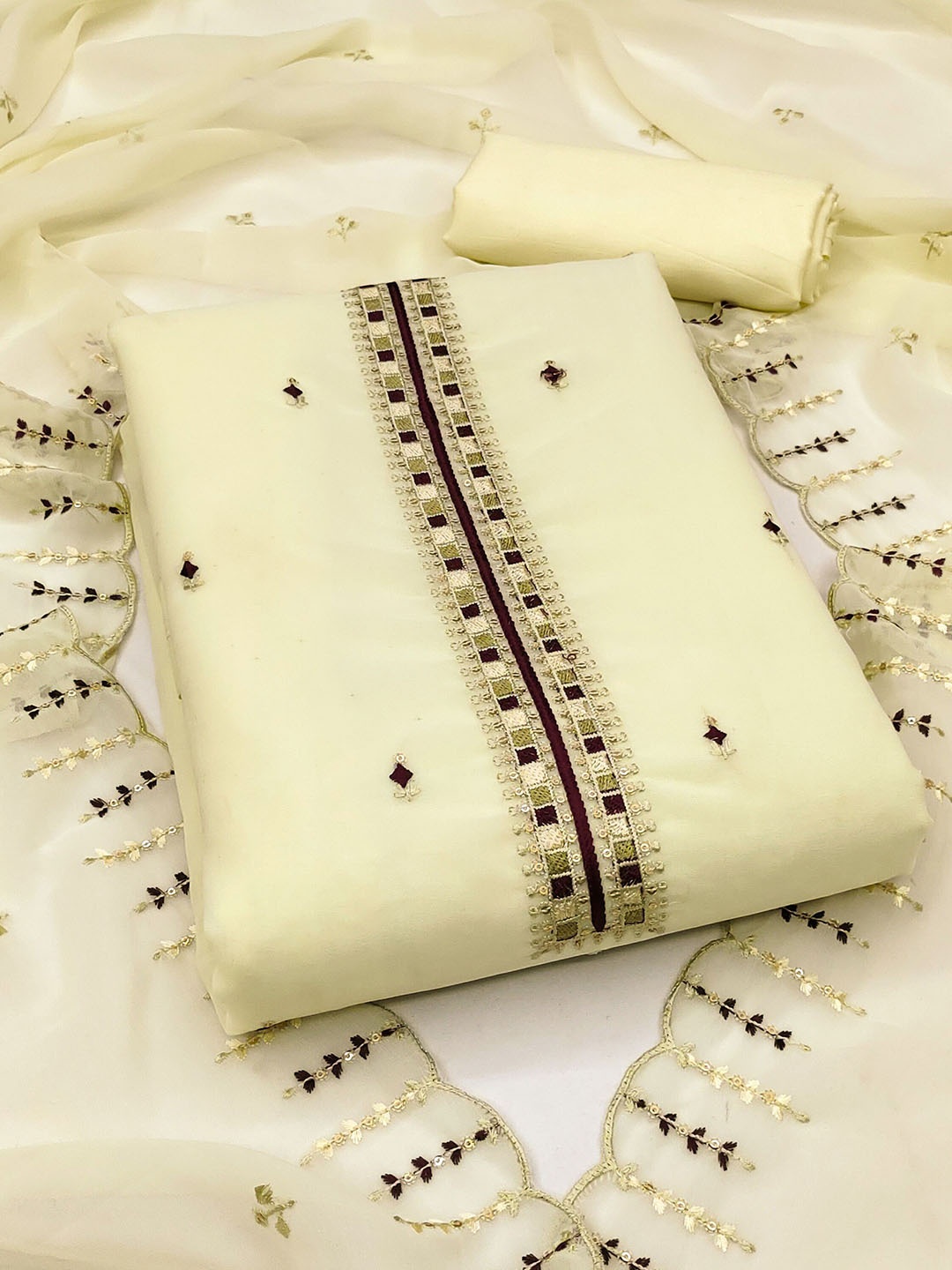 SAINOOR Geometric Embroidered Sequnnied Silk Georgette Unstitched Dress Material, Beige
SAINOOR Geometric Embroidered Sequnnied Silk Georgette Unstitched Dress Material, Beige