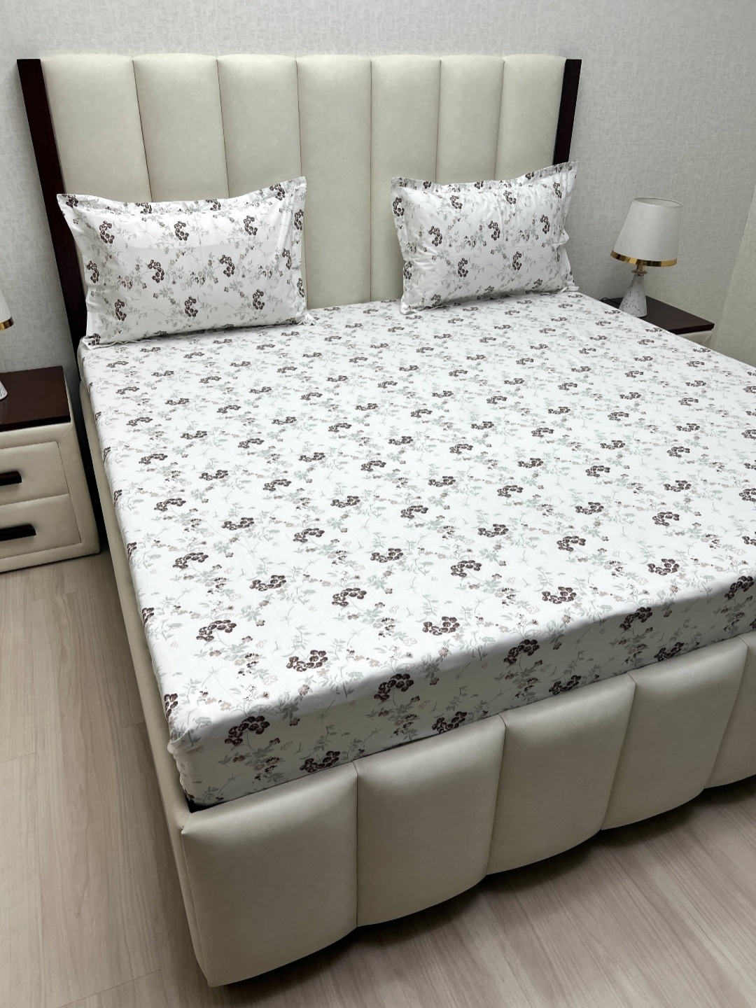 Pure Decor Mansion White Printed Pure Cotton 300 TC King Bedsheet Set 2.74 m x 2.74 m
Pure Decor Mansion White Printed Pure Cotton 300 TC King Bedsheet Set 2.74 m x 2.74 m