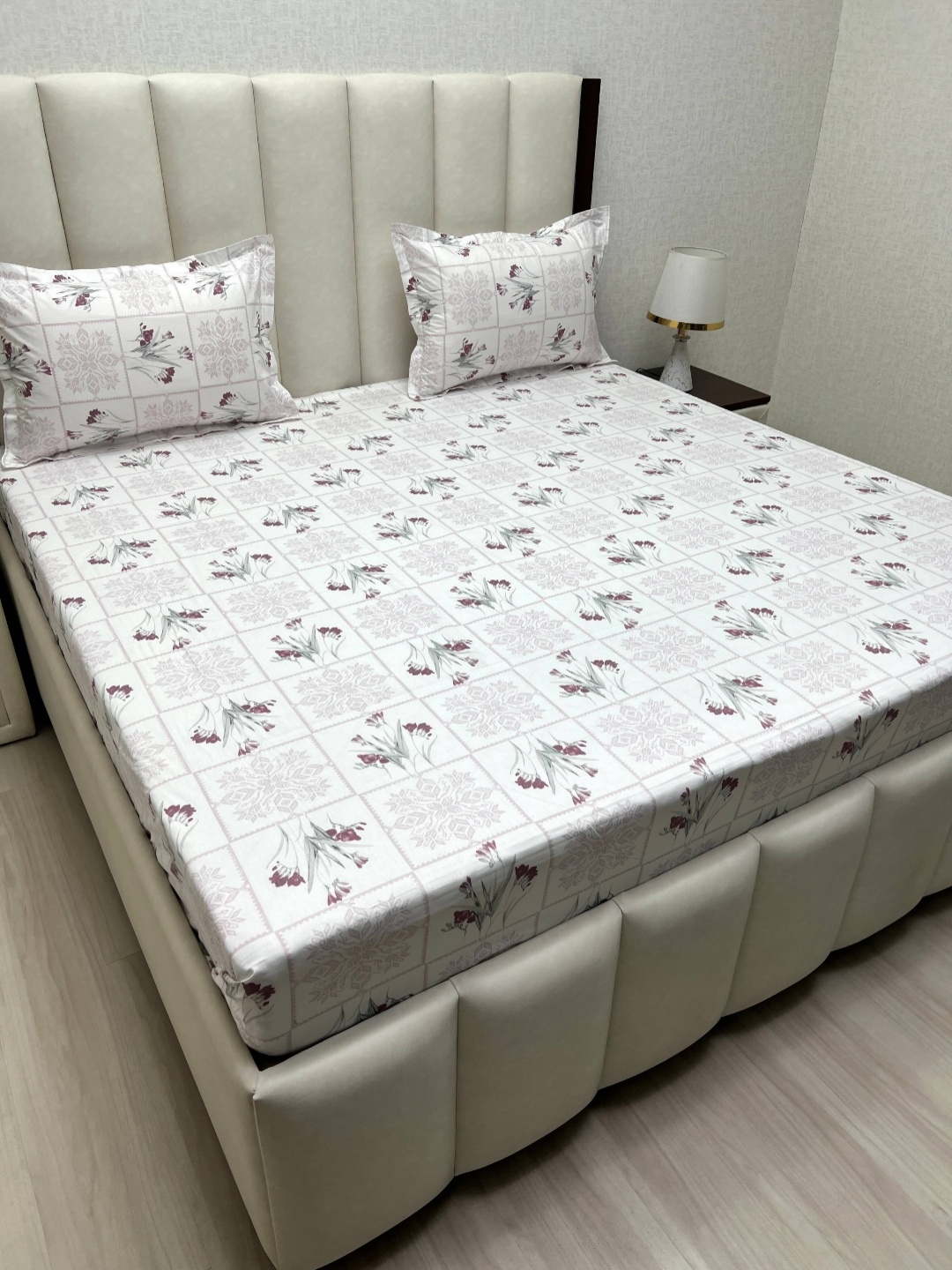 Pure Decor Mansion White & Purple Printed 400 TC Cotton King Bedsheet Set 2.74 m x 2.74 m
Pure Decor Mansion White & Purple Printed 400 TC Cotton King Bedsheet Set 2.74 m x 2.74 m