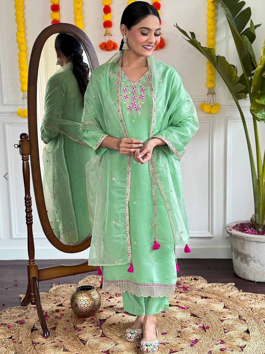 NIZA FASHION Women Ethnic Motifs Embroidered Regular Thread Work Chanderi Silk Kurta with Trousers & With, Green
NIZA FASHION Women Ethnic Motifs Embroidered Regular Thread Work Chanderi Silk Kurta with Trousers & With, Green