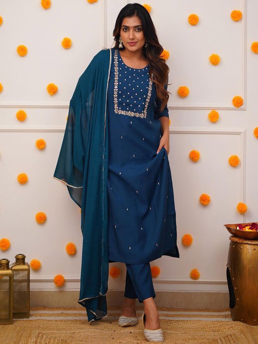 REALLTREND Floral Embroidered Thread Work Straight Kurta With Trouser & Dupatta, Navy blue
REALLTREND Floral Embroidered Thread Work Straight Kurta With Trouser & Dupatta, Navy blue