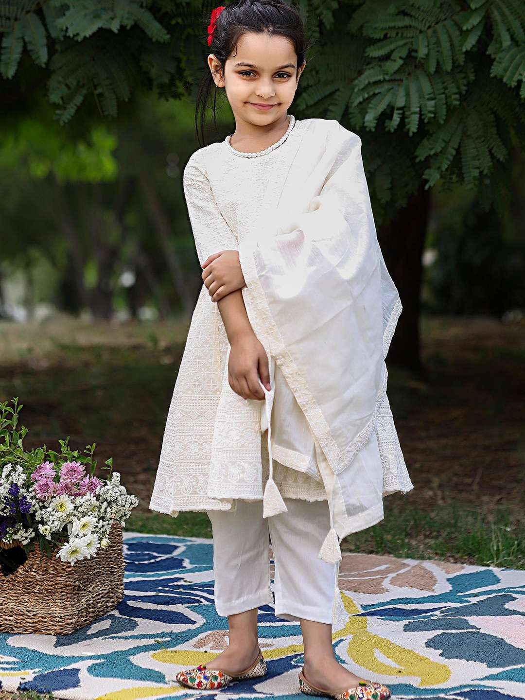 Thread & Button Girls Floral Embroidered Regular Thread Work Pure Cotton Kurta with Trousers & With Dupatta, White
Thread & Button Girls Floral Embroidered Regular Thread Work Pure Cotton Kurta with Trousers & With Dupatta, White