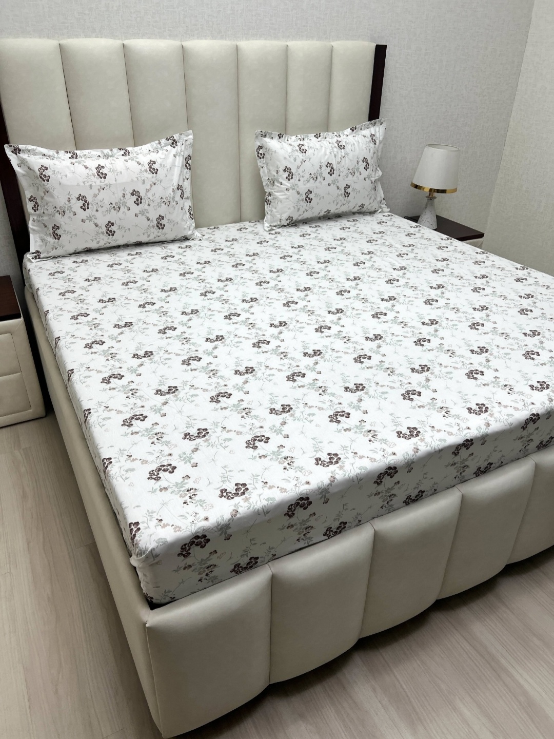 Pure Decor Mansion White Printed Pure Cotton 380 TC King Bedsheet Set 2.74 m x 2.74 m
Pure Decor Mansion White Printed Pure Cotton 380 TC King Bedsheet Set 2.74 m x 2.74 m