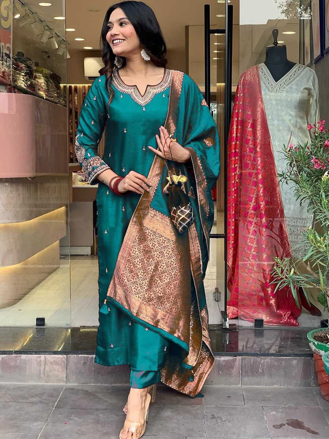 mimi design Women Floral Embroidered Regular Thread Work Kurta with Trousers & With Dupatta, Teal
mimi design Women Floral Embroidered Regular Thread Work Kurta with Trousers & With Dupatta, Teal