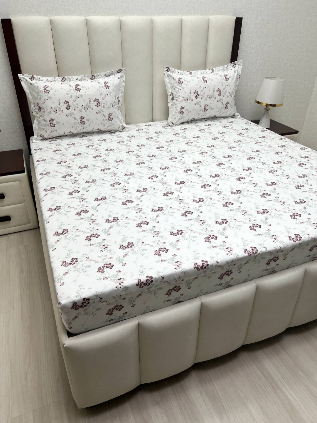 Pure Decor Mansion White & Grey Printed Pure Cotton 260TC King Bedsheet Set 2.74m x 2.74m
Pure Decor Mansion White & Grey Printed Pure Cotton 260TC King Bedsheet Set 2.74m x 2.74m