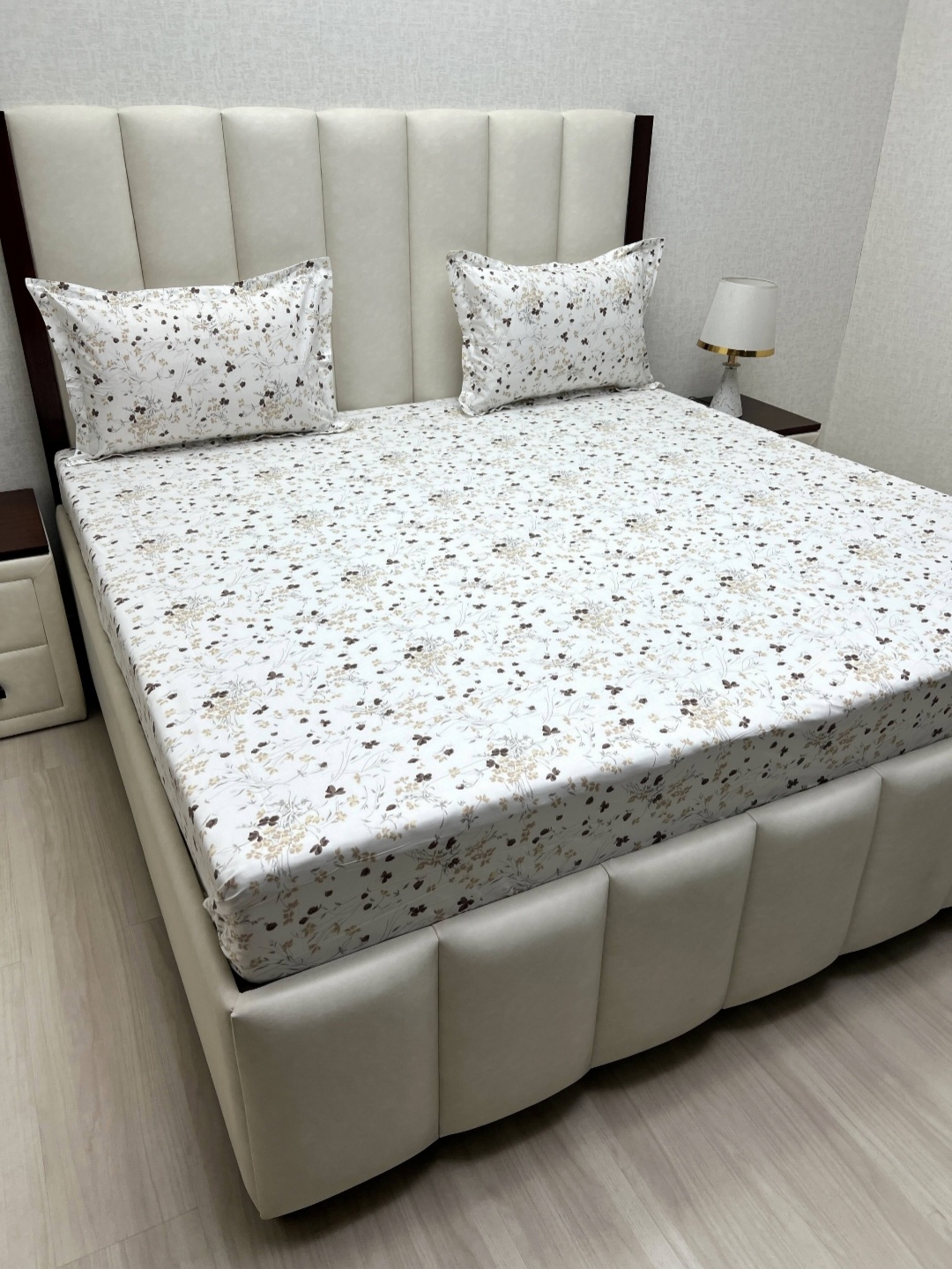 Pure Decor White & Grey Mansion Printed Cotton 600 TC King Bedsheet Set 2.74 m x 2.74 m
Pure Decor White & Grey Mansion Printed Cotton 600 TC King Bedsheet Set 2.74 m x 2.74 m