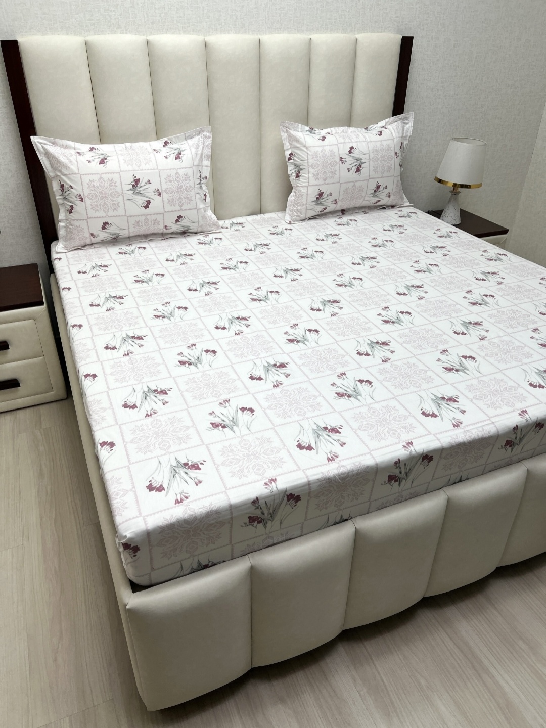 Pure Decor Mansion White Printed Pure Cotton 600 TC King Bedsheet Set 2.74 m x 2.74 m
Pure Decor Mansion White Printed Pure Cotton 600 TC King Bedsheet Set 2.74 m x 2.74 m