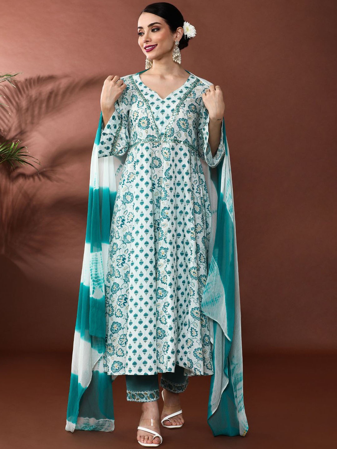 Anouk Floral Printed Notch Neck Pure Cotton Panelled A-Line Kurta With Trouser & Dupatta, Green
Anouk Floral Printed Notch Neck Pure Cotton Panelled A-Line Kurta With Trouser & Dupatta, Green