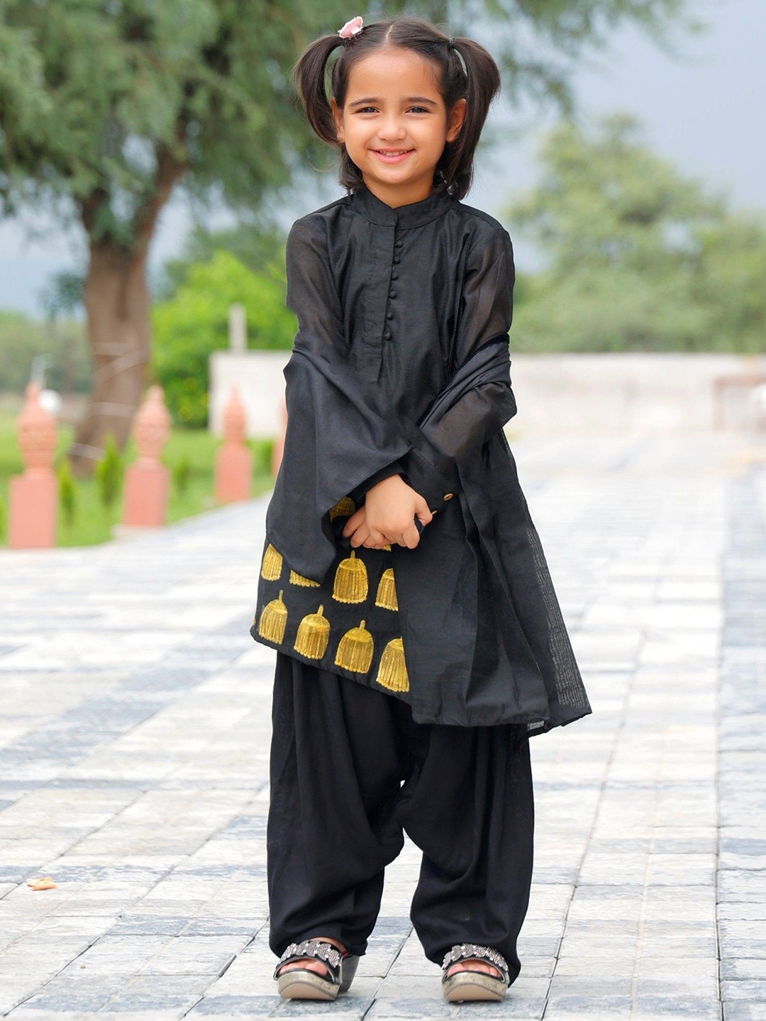 Thread & Button Girls Floral Printed Regular Pure Cotton Kurta with Trousers & With Dupatta, Black
Thread & Button Girls Floral Printed Regular Pure Cotton Kurta with Trousers & With Dupatta, Black