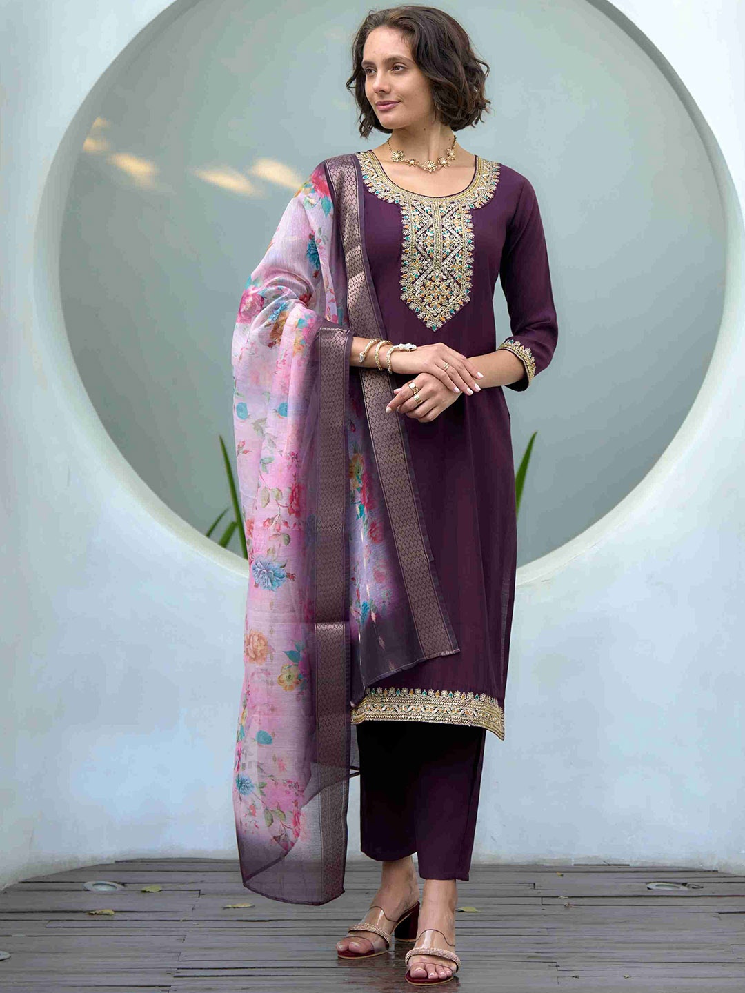 MOJILAA Women Floral Embroidered Regular Beads and Stones Kurta with Trousers & With Dupatta, Purple
MOJILAA Women Floral Embroidered Regular Beads and Stones Kurta with Trousers & With Dupatta, Purple