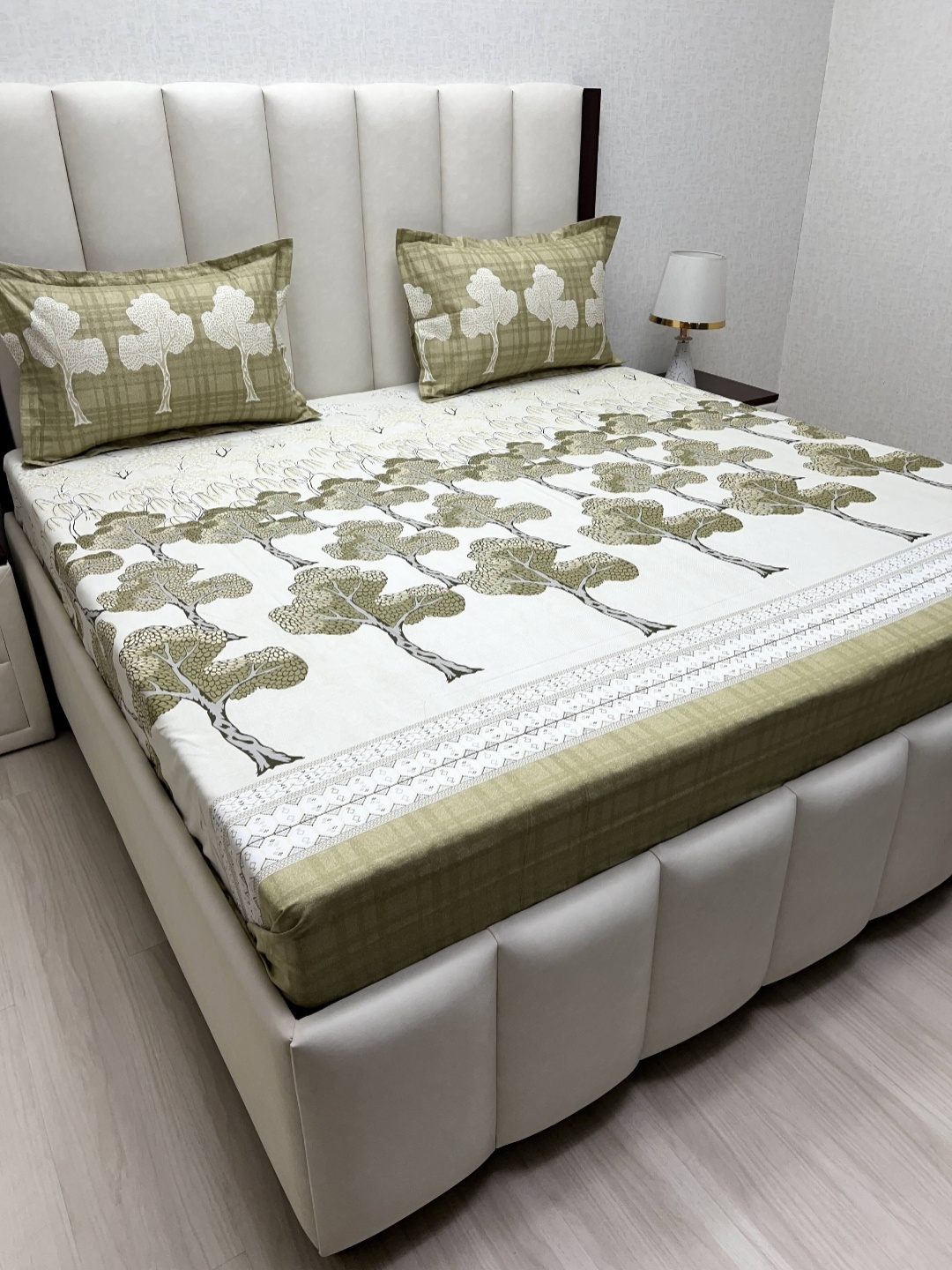 Pure Decor Lifestyle Green Printed Pure Cotton 240 TC King Bedsheet Set 2.74 m x 2.74 m
Pure Decor Lifestyle Green Printed Pure Cotton 240 TC King Bedsheet Set 2.74 m x 2.74 m