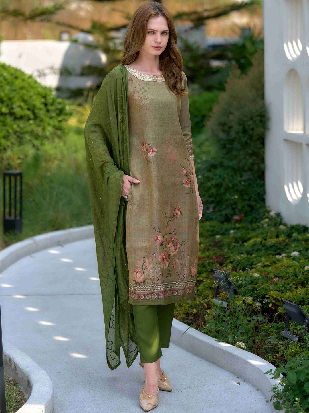 MOJILAA Women Floral Embroidered Regular Sequinned Kurta with Trousers & With Dupatta, Bronze
MOJILAA Women Floral Embroidered Regular Sequinned Kurta with Trousers & With Dupatta, Bronze