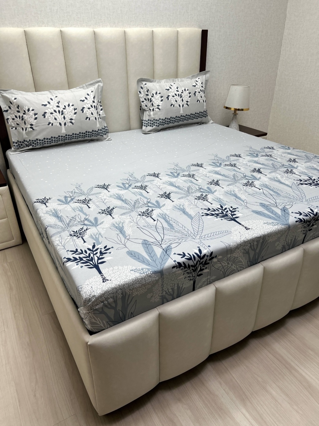 Pure Decor Lifestyle Grey & White Printed 240 TC Cotton King Bedsheet Set 2.74 m x 2.74 m
Pure Decor Lifestyle Grey & White Printed 240 TC Cotton King Bedsheet Set 2.74 m x 2.74 m