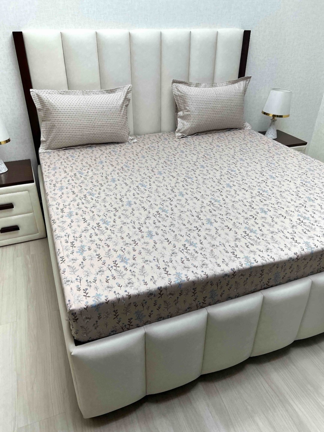 Pure Decor Lifestyle Brown Printed 260 TC Pure Cotton King Bedsheet Set 2.74 m x 2.74 m
Pure Decor Lifestyle Brown Printed 260 TC Pure Cotton King Bedsheet Set 2.74 m x 2.74 m