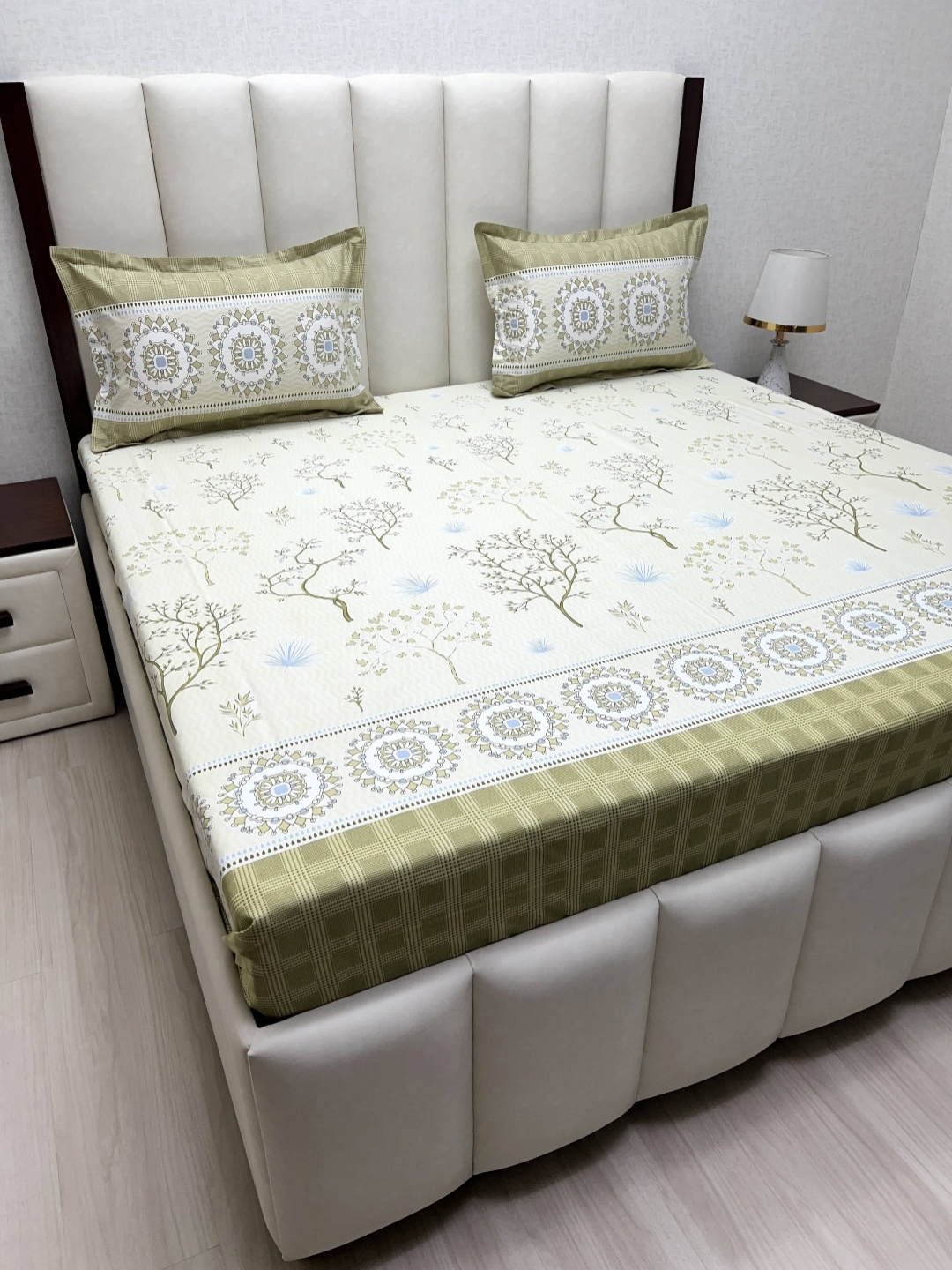 Pure Decor Green & White Floral Printed Cotton 220 TC King Bedsheet Set- 2.74 m x 2.74 m
Pure Decor Green & White Floral Printed Cotton 220 TC King Bedsheet Set- 2.74 m x 2.74 m
