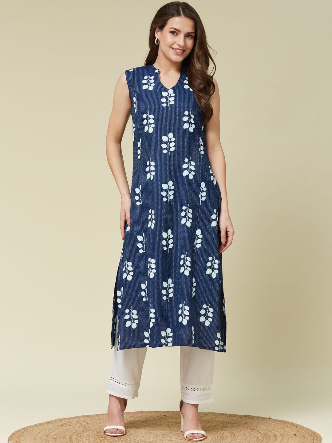 MOKOSH Floral Printed Mandarin Collar Kantha Work Pure Cotton A-Line Kurta with Trousers, Navy blue
MOKOSH Floral Printed Mandarin Collar Kantha Work Pure Cotton A-Line Kurta with Trousers, Navy blue