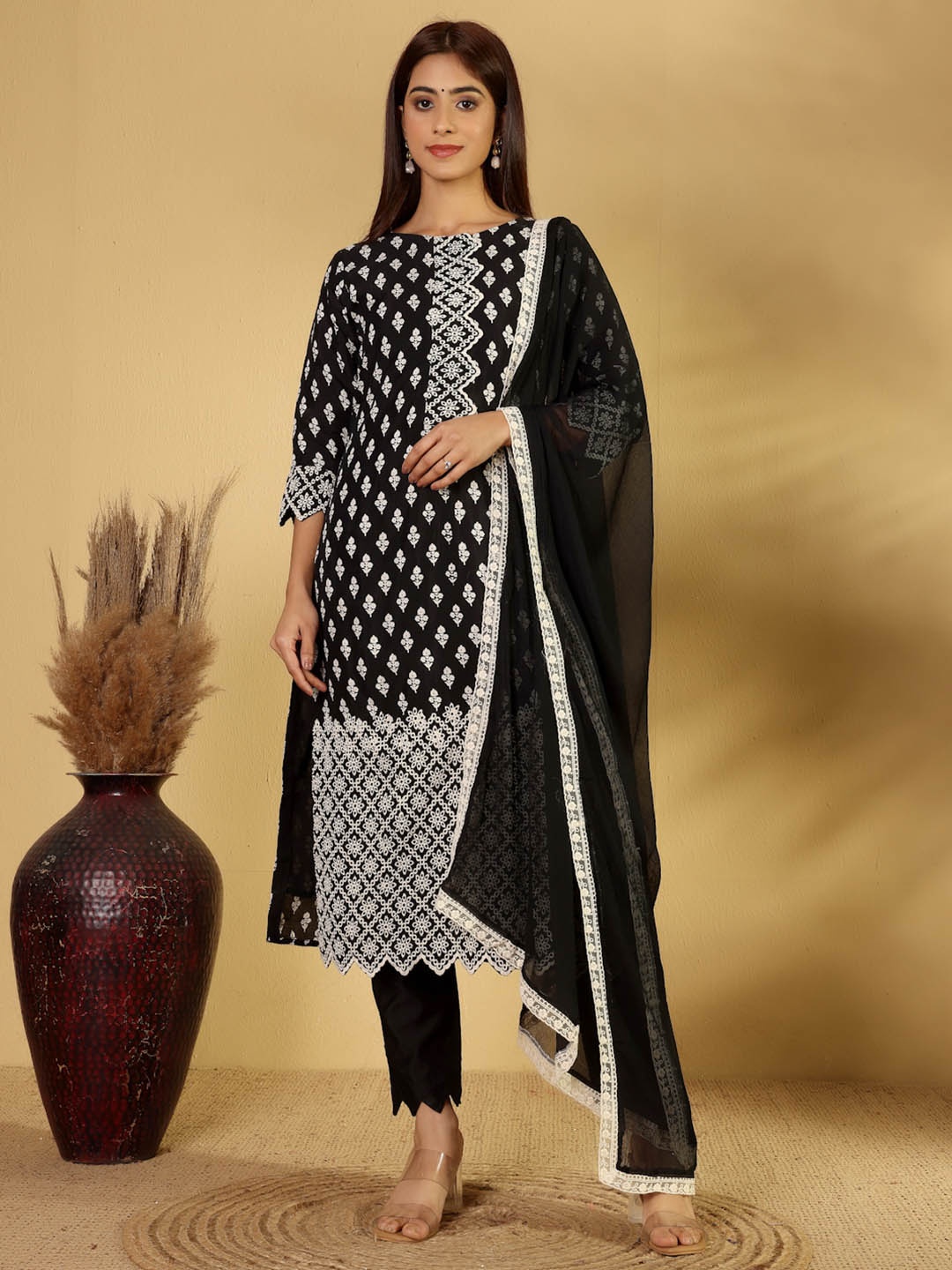 House of Pataudi Floral Printed Boat Neck Pure Silk Kurta With Trousers And Dupatta, Black
House of Pataudi Floral Printed Boat Neck Pure Silk Kurta With Trousers And Dupatta, Black
