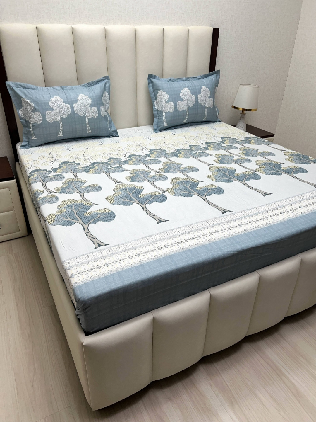Pure Decor Lifestyle Blue & White Printed Cotton 350 TC King Bedsheet Set 2.74 m x 2.74 m
Pure Decor Lifestyle Blue & White Printed Cotton 350 TC King Bedsheet Set 2.74 m x 2.74 m