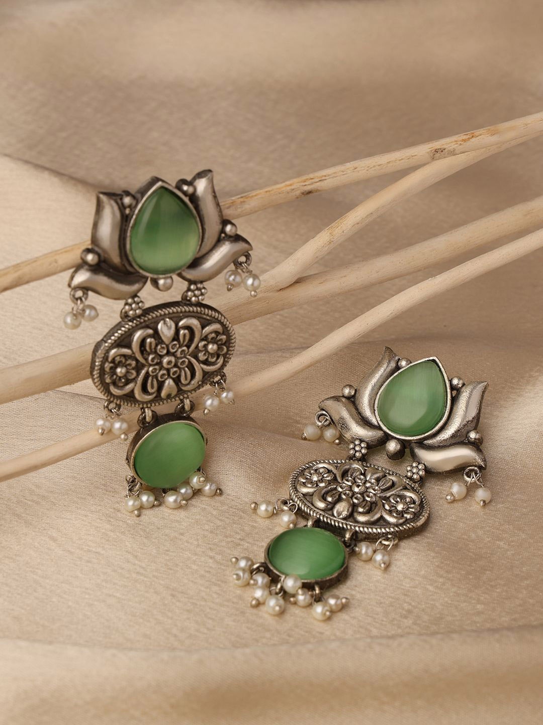 VENI 925 Silver-Plated Artificial Stones Studded Floral Shaped Oxidised Drop Earrings
VENI 925 Silver-Plated Artificial Stones Studded Floral Shaped Oxidised Drop Earrings