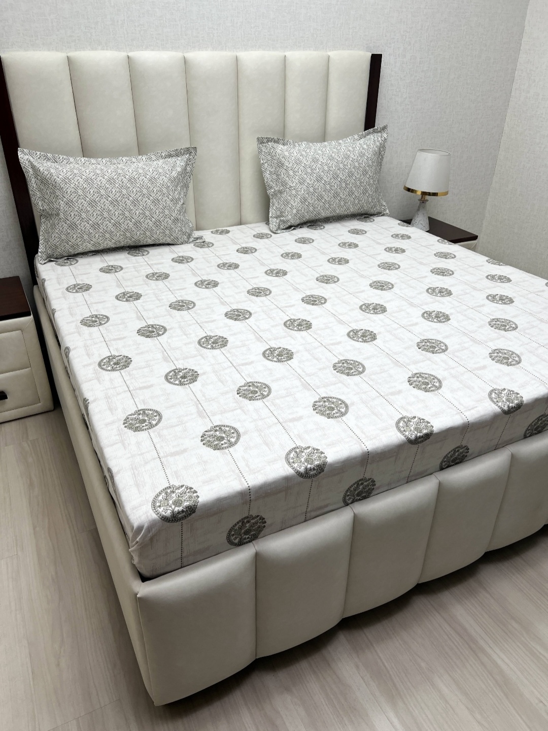 Pure Decor White & Grey Floral Printed Cotton 330 TC King Bedsheet Set- 2.74 m x 2.74 m
Pure Decor White & Grey Floral Printed Cotton 330 TC King Bedsheet Set- 2.74 m x 2.74 m